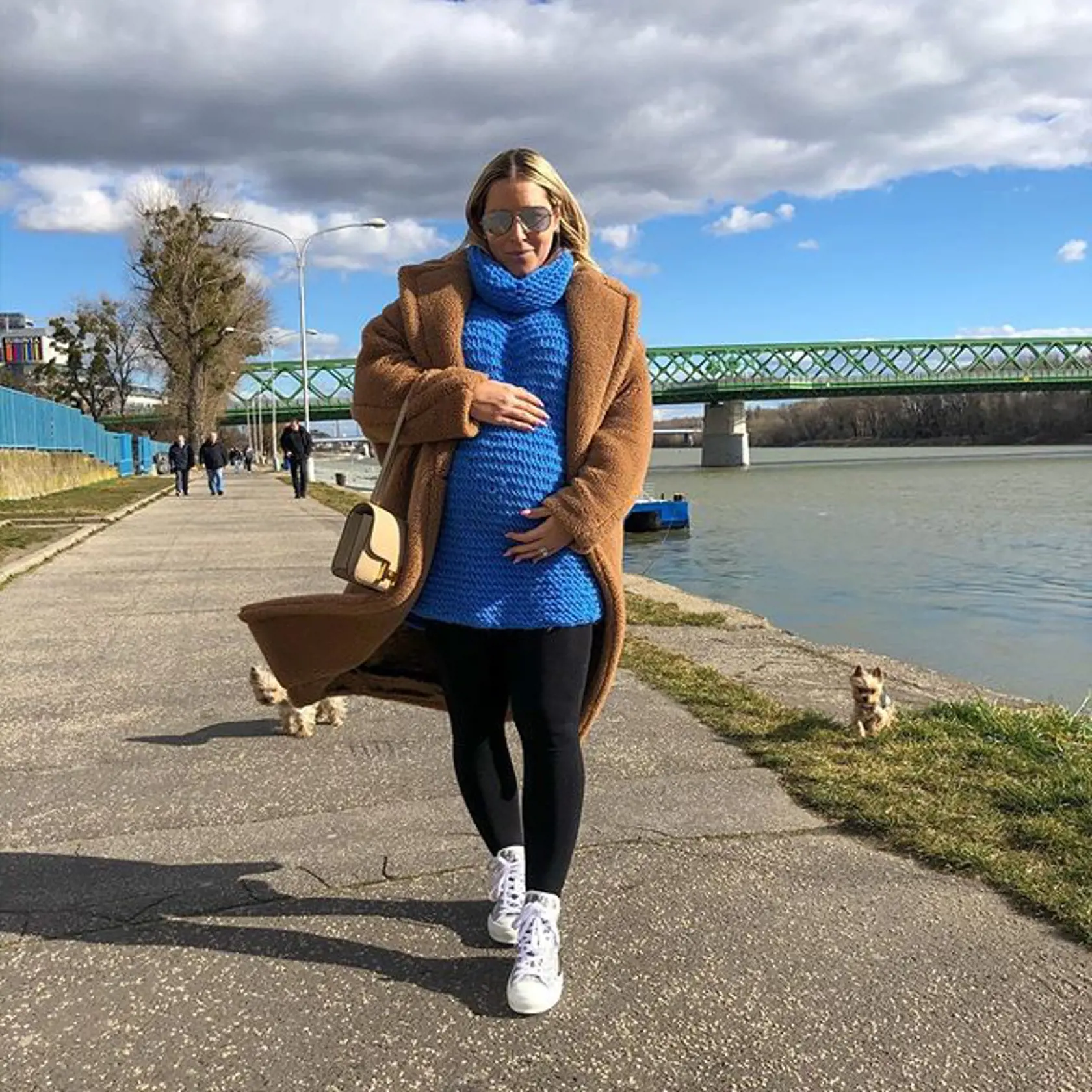 Dominika sa ukázala v modrom svetri a k postu doplnila aj modré srdiečko. Je to jasné! Bude to chlapec a mal by sa volať Jakub.