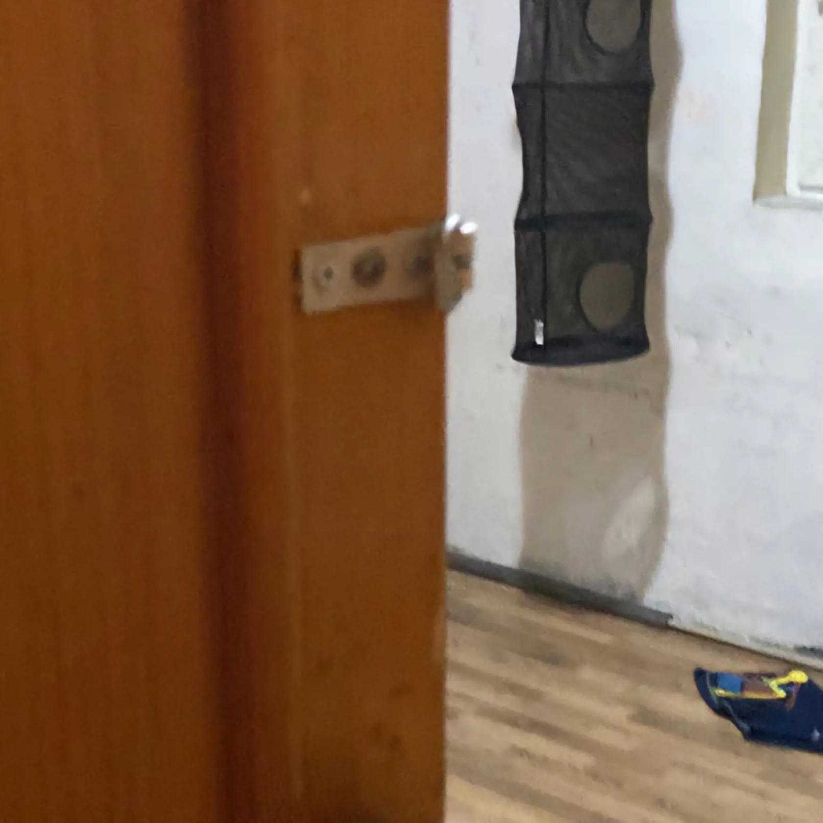 Deti mali podľa polície rodičia v izbách zamykať.