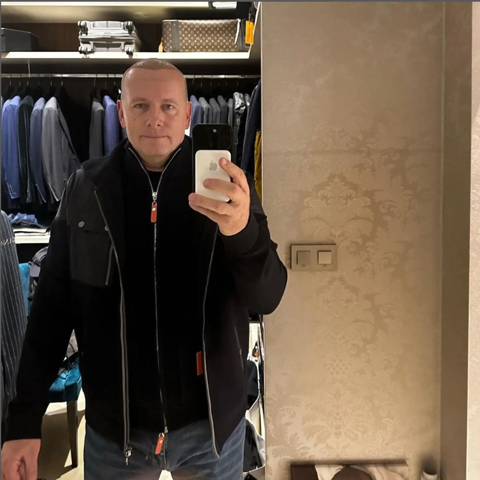Dnes 8 den po, napísal k fotografii Boris Kollár 25. januára tohto roku. O tom, že podstúpi trasplantáciu vlasov informoval bývalý šéf parlamentu 17. januára 2024priamo zo súkromnej kliniky v tureckom Istanbule.