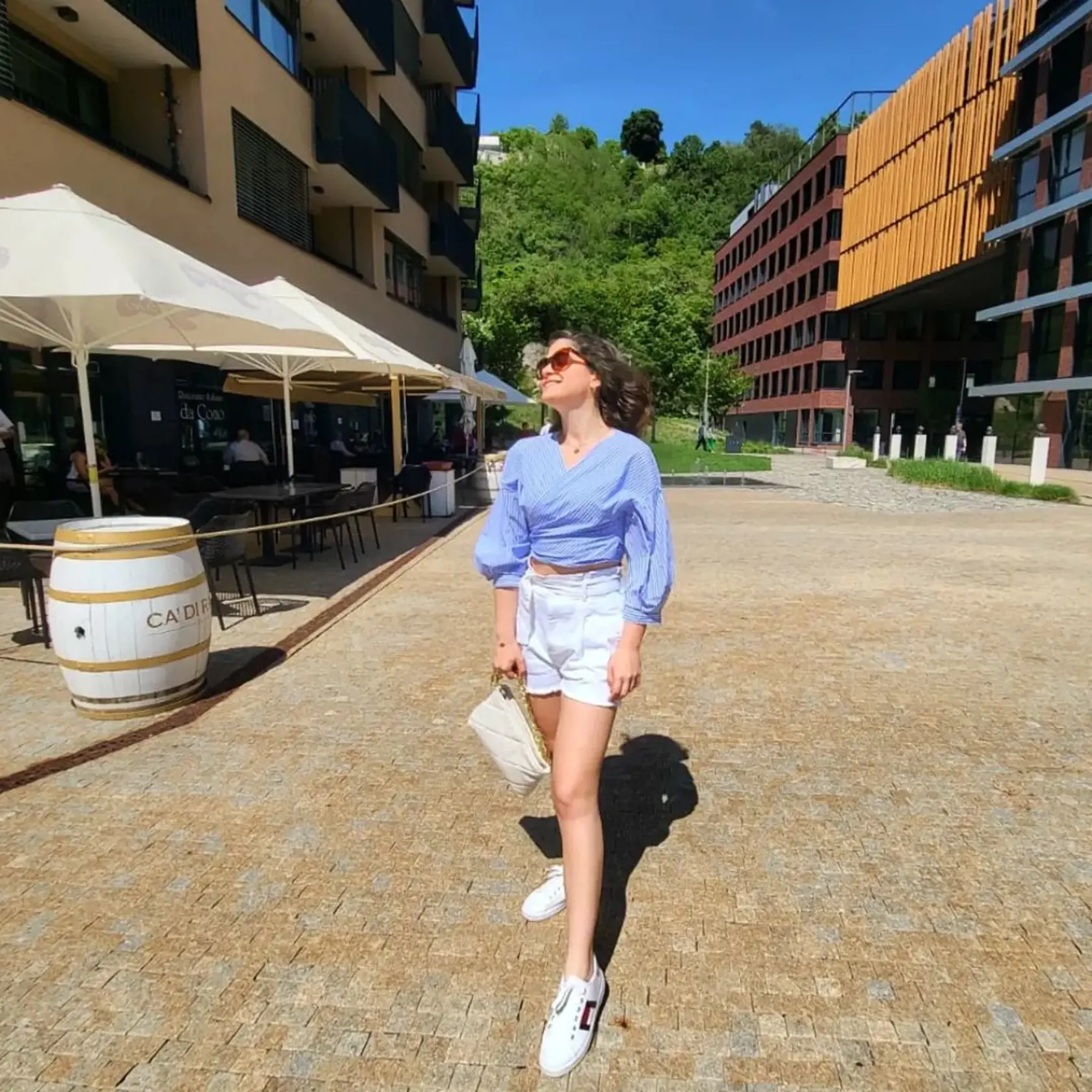 Vanessa Šarköziová si užíva príjemné počasie. Nahodila krásnu bledomodrú blúzku a biele šortky.