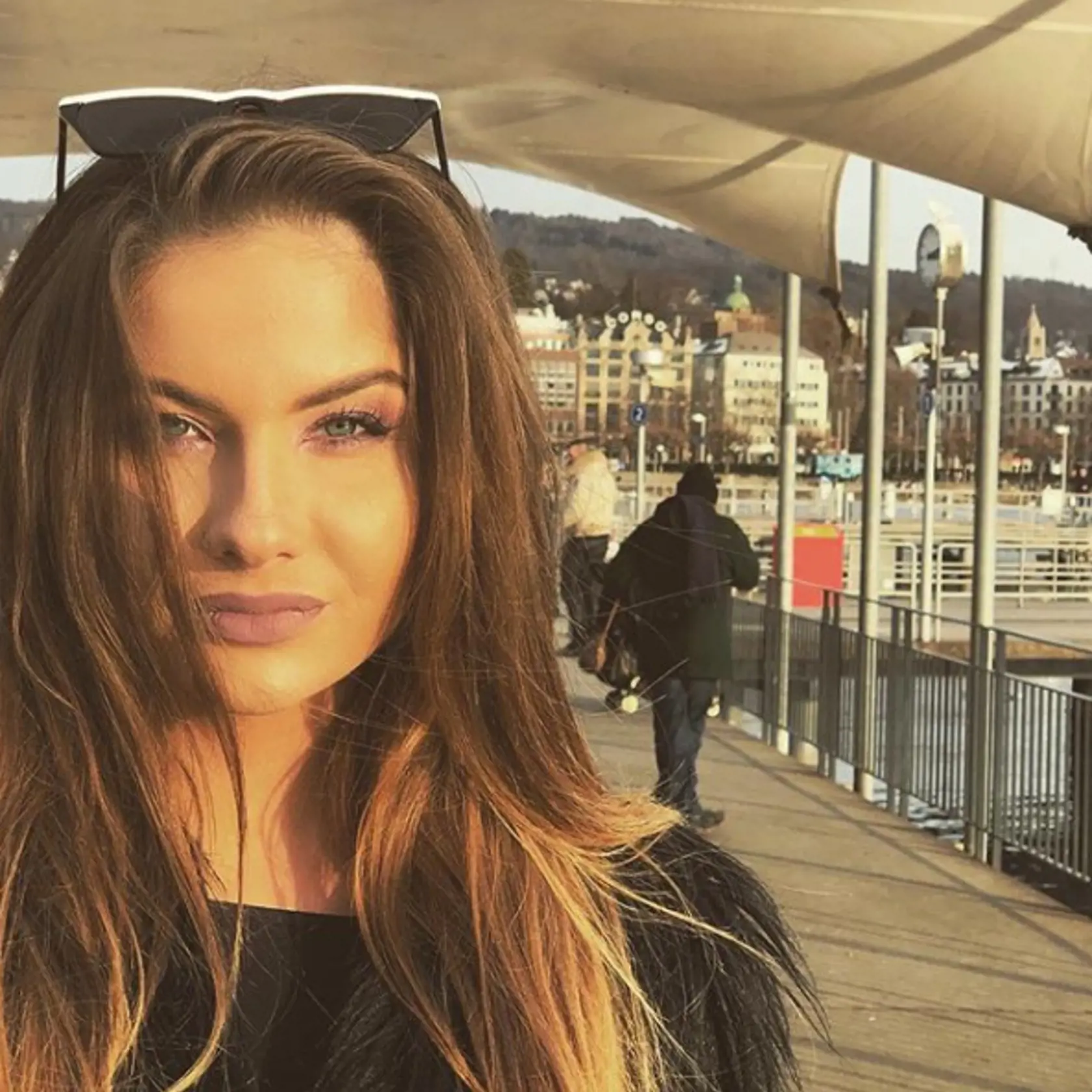Bronislava je krásna žena. Mario si rozhodne vie vybrať.
