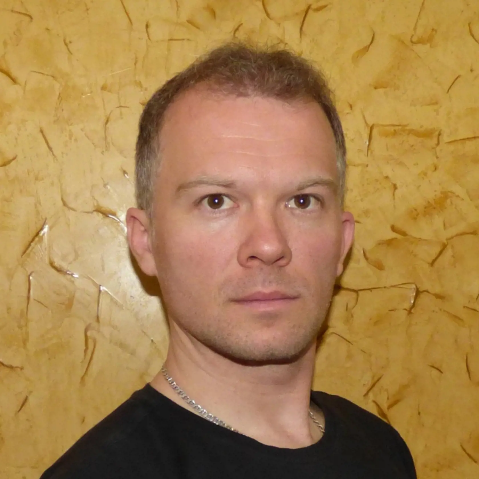 Rastislav Navrátil (42) bol otec dvoch malých detí, školáčky Jasminky a škôlkárovi Dariánovi. Jeho vášňou bolo lietanie. Zvykol lietať najmä na rogale. Bol členom Leteckej amatérskej asociácie.