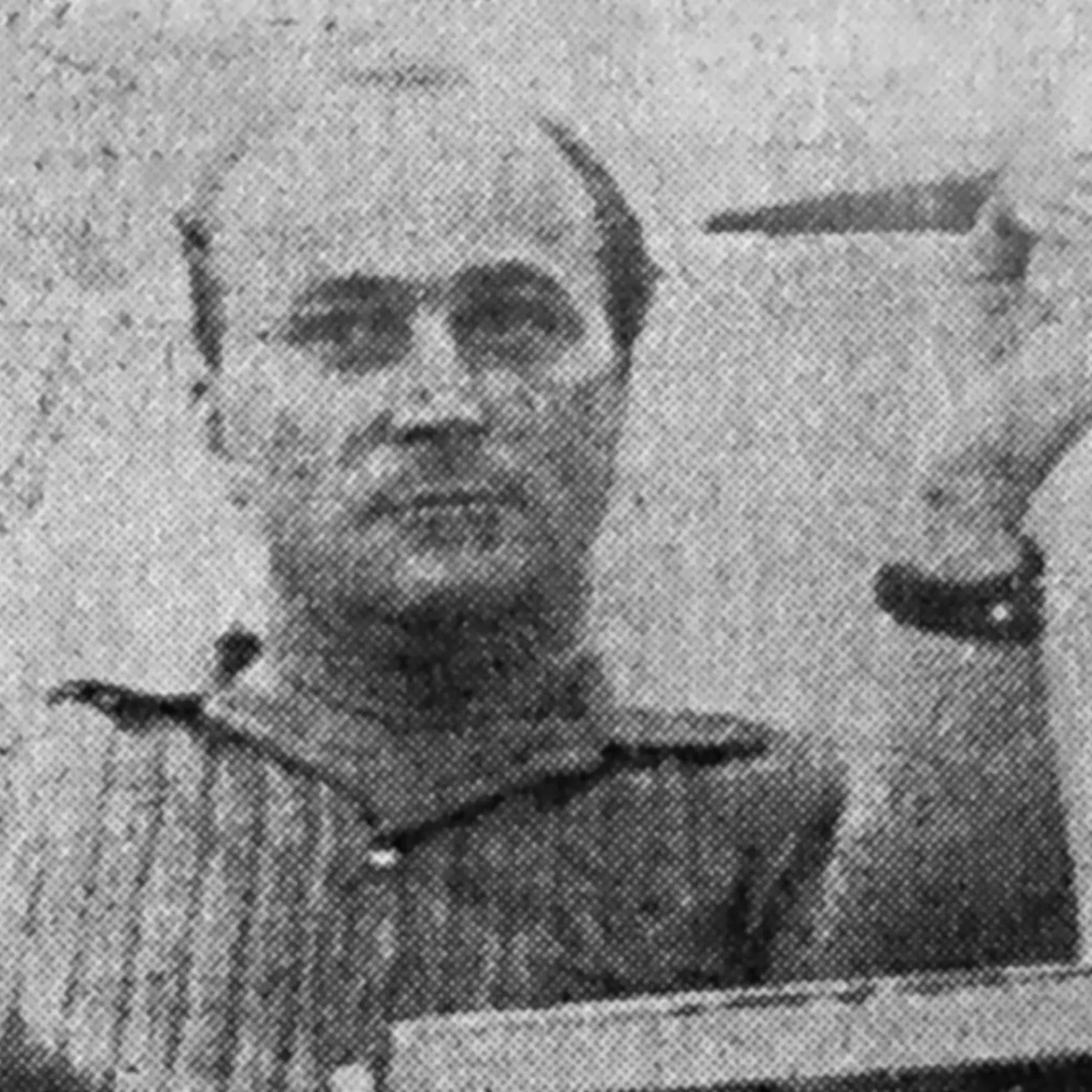 „O tragédii, ktorá sa odohrala na miestnej fare sa až, tak veľa toho nenapísalo. Je však pravda, že sa to stalo za hlbokého komunizmu. Čiže sa to možno vtedy stoplo si myslím. Preto o tom nikto nevedel," povedal. Na fotke je Peter s nožom s ktorým si pravdepodobne podrezal hrdlo.