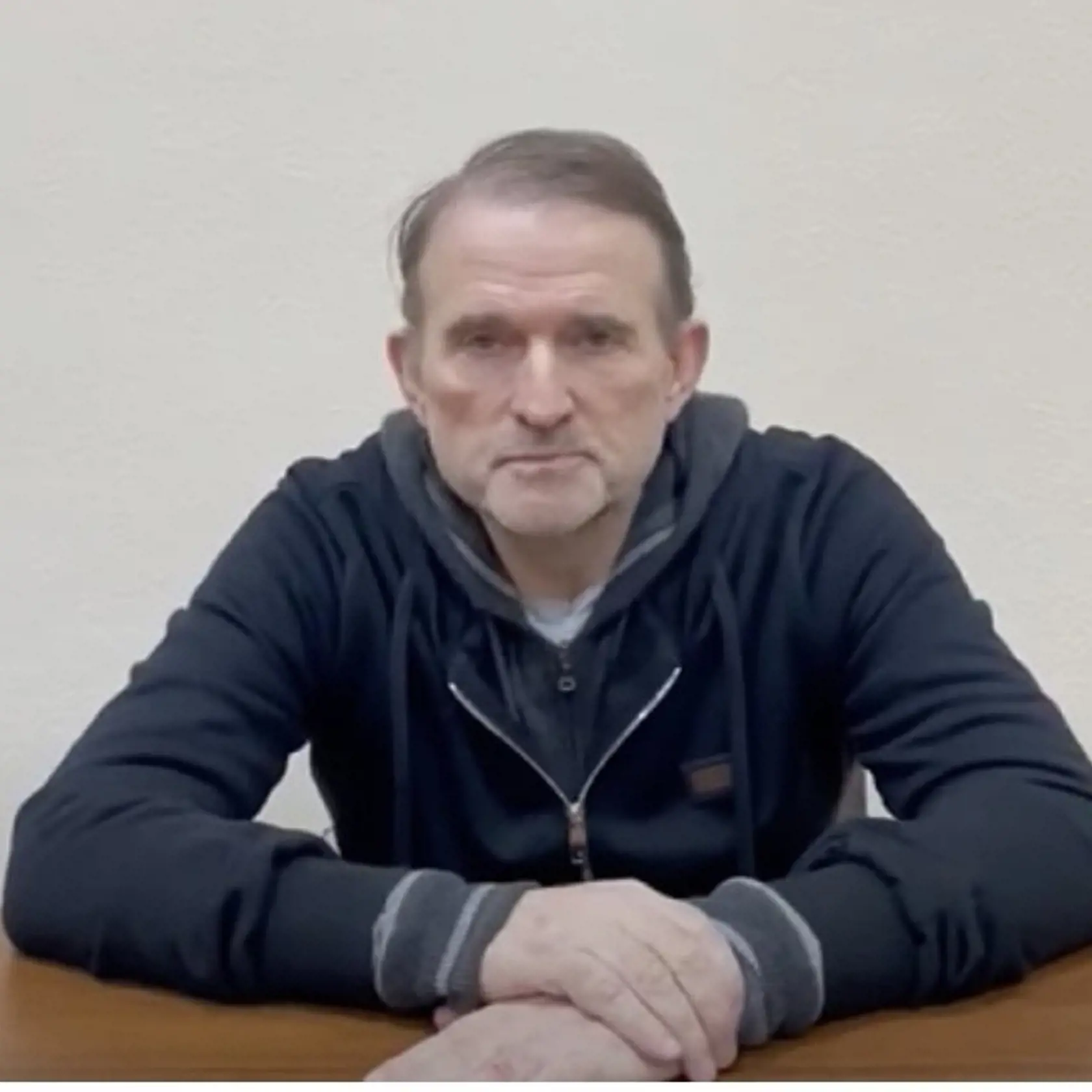 Ukrajinská tajná služba SBU zverejnila video, v ktorom Putinov priateľ Viktor Medvedčuk žiada prezidentov Ruska a Ukrajiny, aby ho vymenili za ukrajinských vojakov.