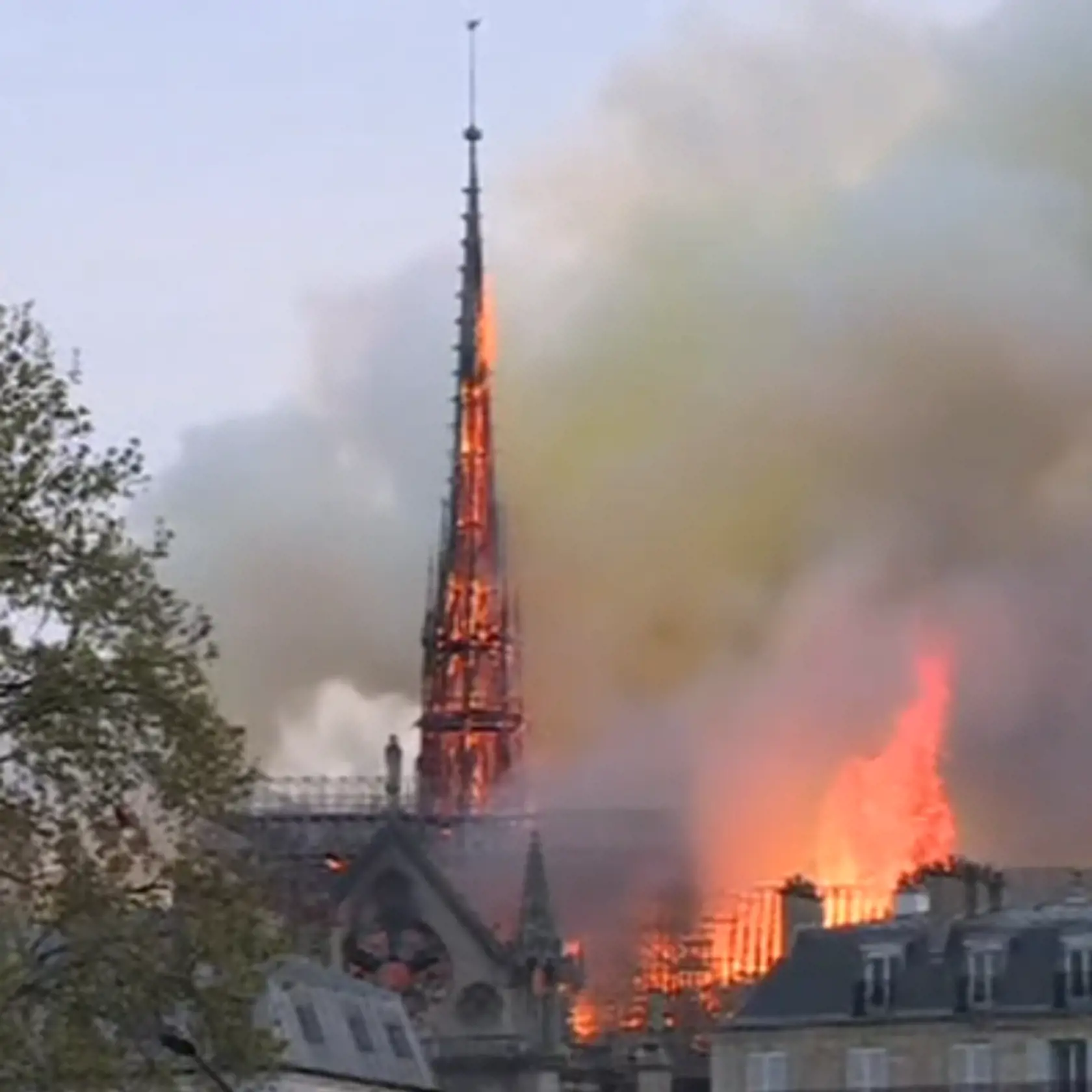 V parížskej Katedrále Notre-Dame vypukol v pondelok popoludní požiar, ktorý môže súvisieť s prebiehajúcimi renovačnými prácami.