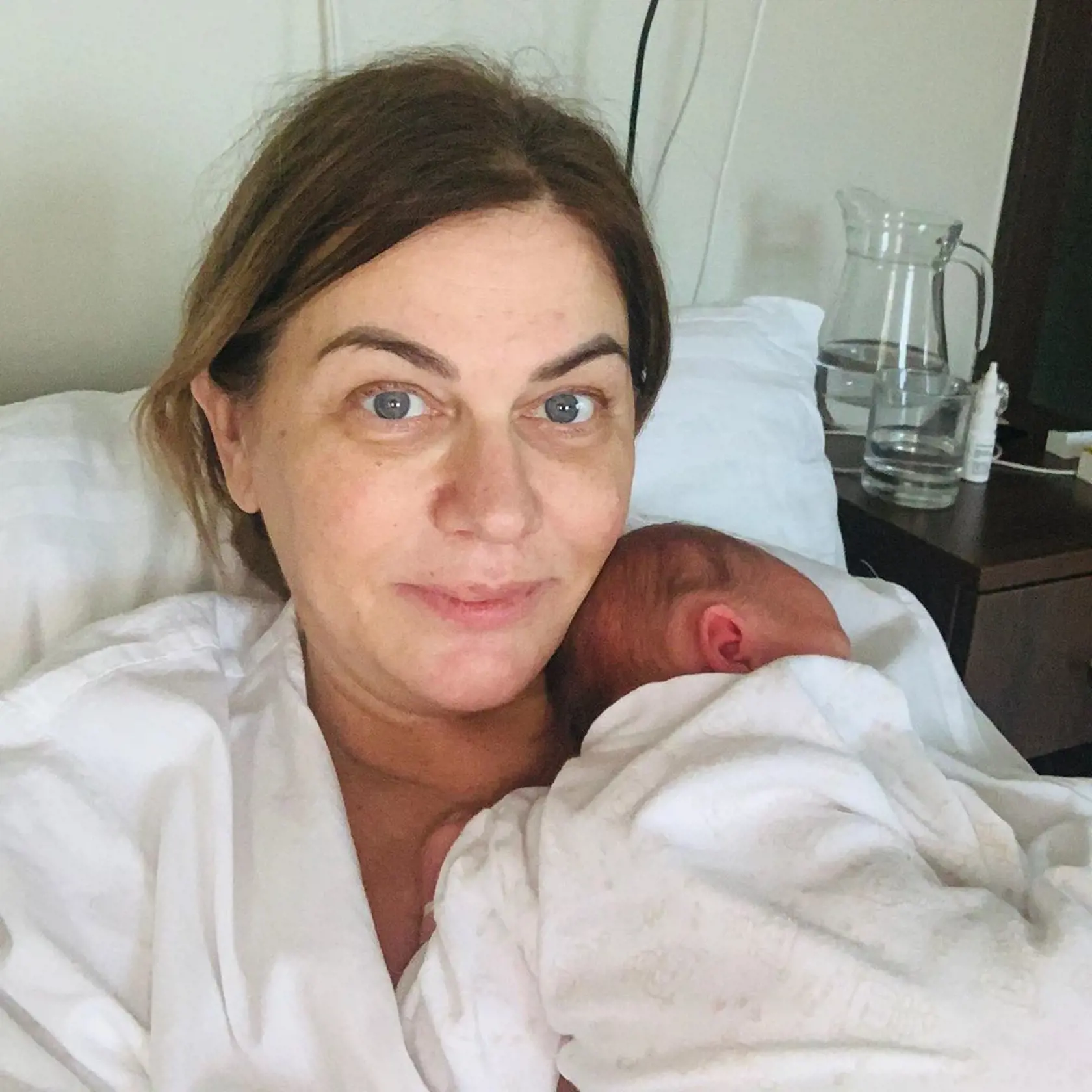 Bledá tvár, kruhy pod očami, ale nekonečné šťastie. Monika napísala: "Leuška zistila, že najlepšie sa jej spí na mne. Len ja musím vtedy sedieť. Takže túto noc som viac menej presedela. Vyzerá to nádejne, lebo veverka sa aspoň vyspala a od rána spí ďalej, už v postieľke."