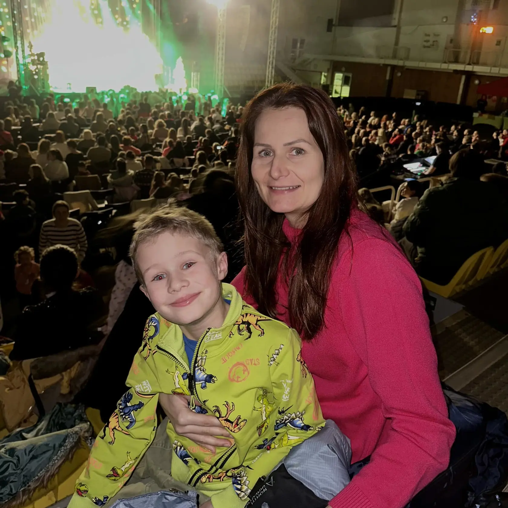 Úlohy malého Kevina sa zhostil vtedy len 9-ročný Macaulay Culkin, pre ktorého bola táto rola napísaná na mieru a syn poslankyne Martina Bajo Holečkovej sa na neho veľmi podobá. 
