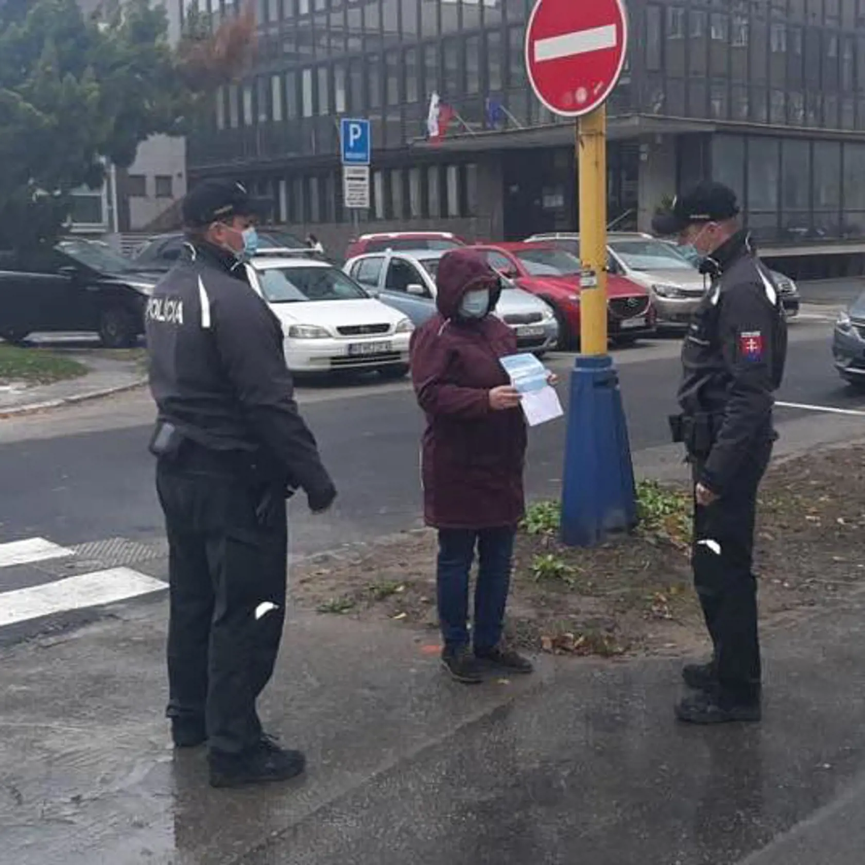 Policajti vás môžu náhodne skontrolovať aj priamo na ulici. Ak pri sebe certifikát mať nebudete, hrozí vám pokuta.