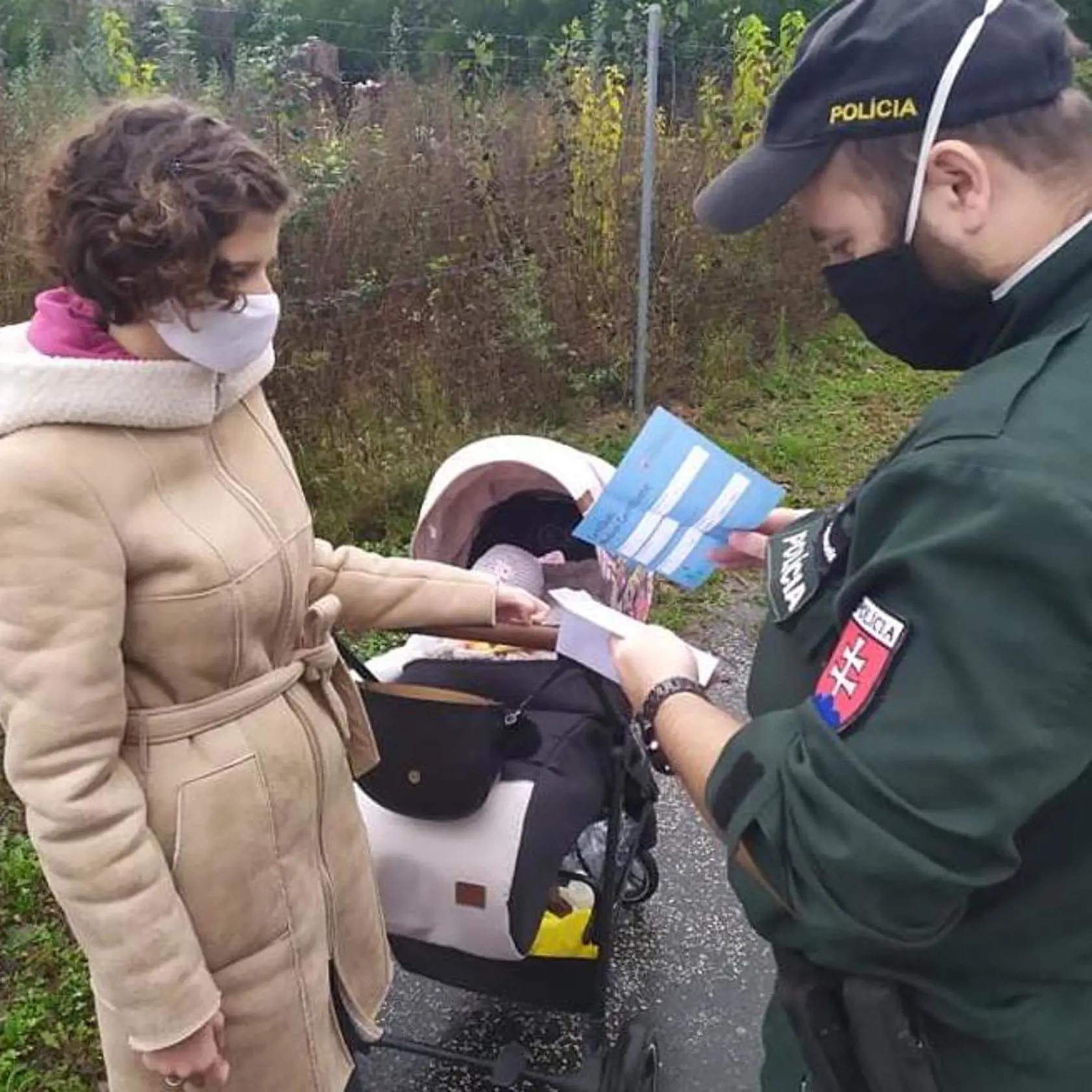 Policajti vás môžu náhodne skontrolovať aj priamo na ulici. Ak pri sebe certifikát mať nebudete, hrozí vám pokuta.