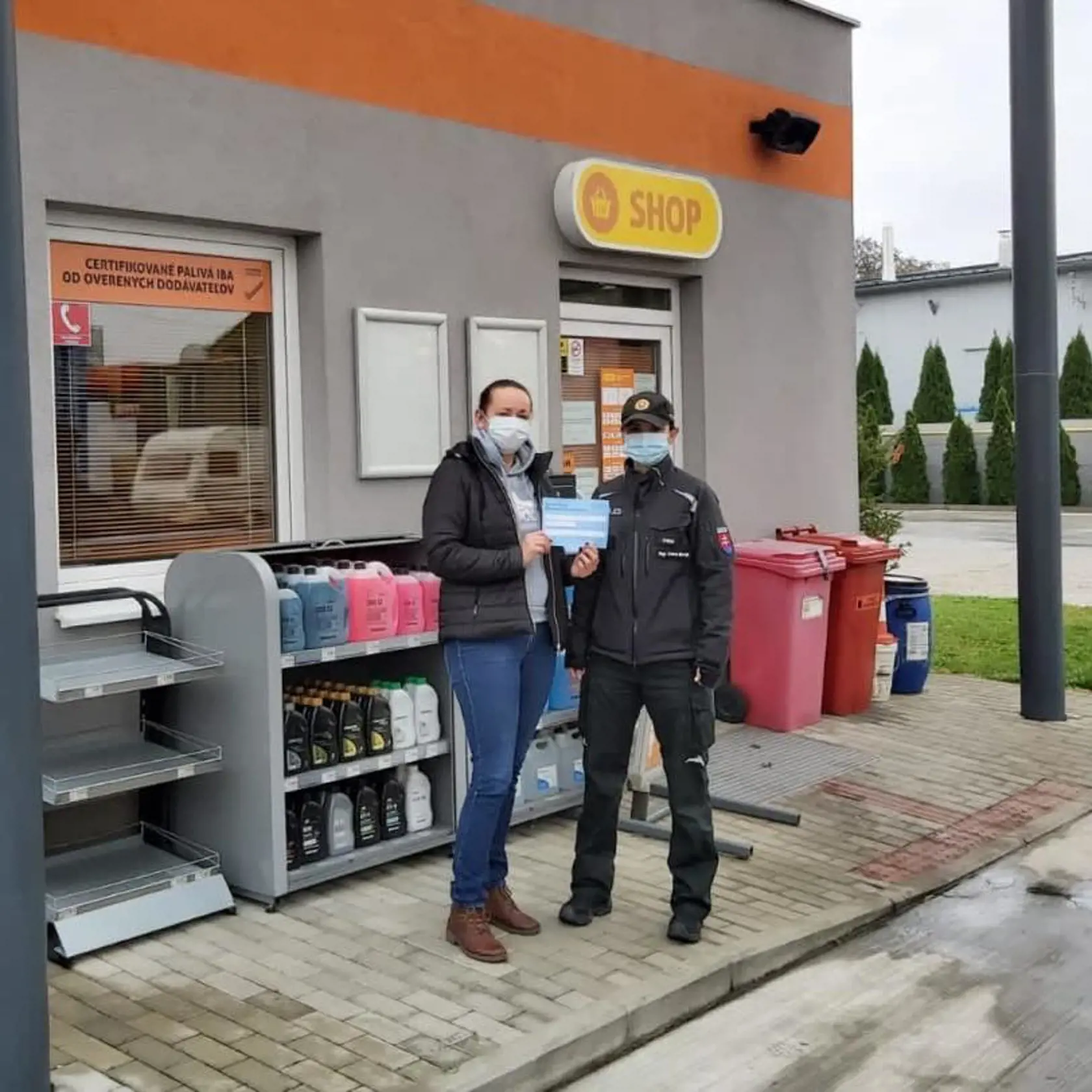 Policajti vás môžu náhodne skontrolovať aj priamo na ulici. Ak pri sebe certifikát mať nebudete, hrozí vám pokuta.