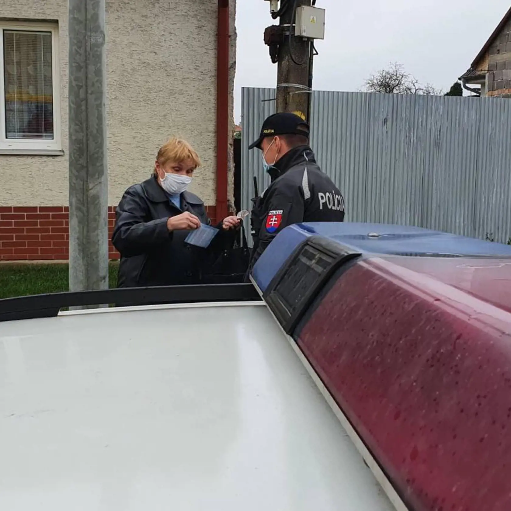 Policajti vás môžu náhodne skontrolovať aj priamo na ulici. Ak pri sebe certifikát mať nebudete, hrozí vám pokuta.