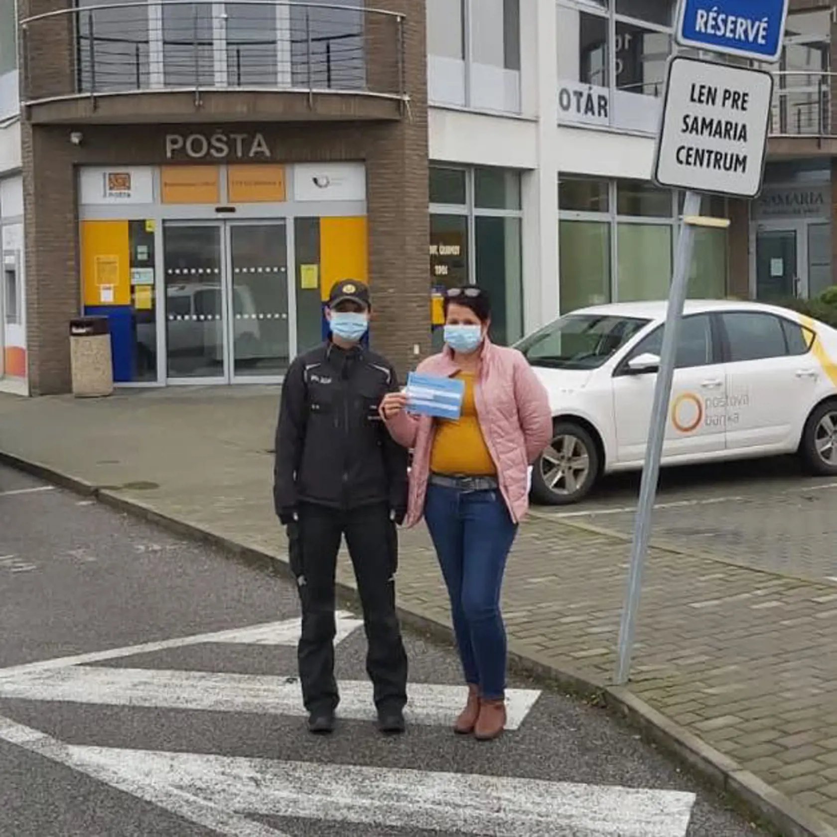 Policajti vás môžu náhodne skontrolovať aj priamo na ulici. Ak pri sebe certifikát mať nebudete, hrozí vám pokuta.