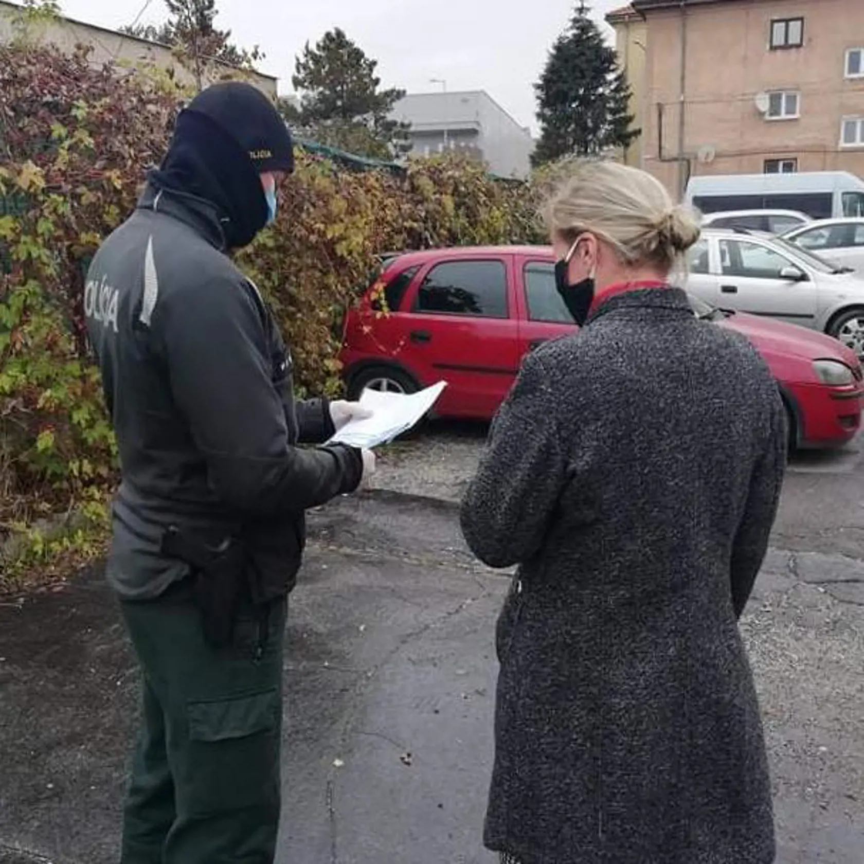 Policajti vás môžu náhodne skontrolovať aj priamo na ulici. Ak pri sebe certifikát mať nebudete, hrozí vám pokuta.