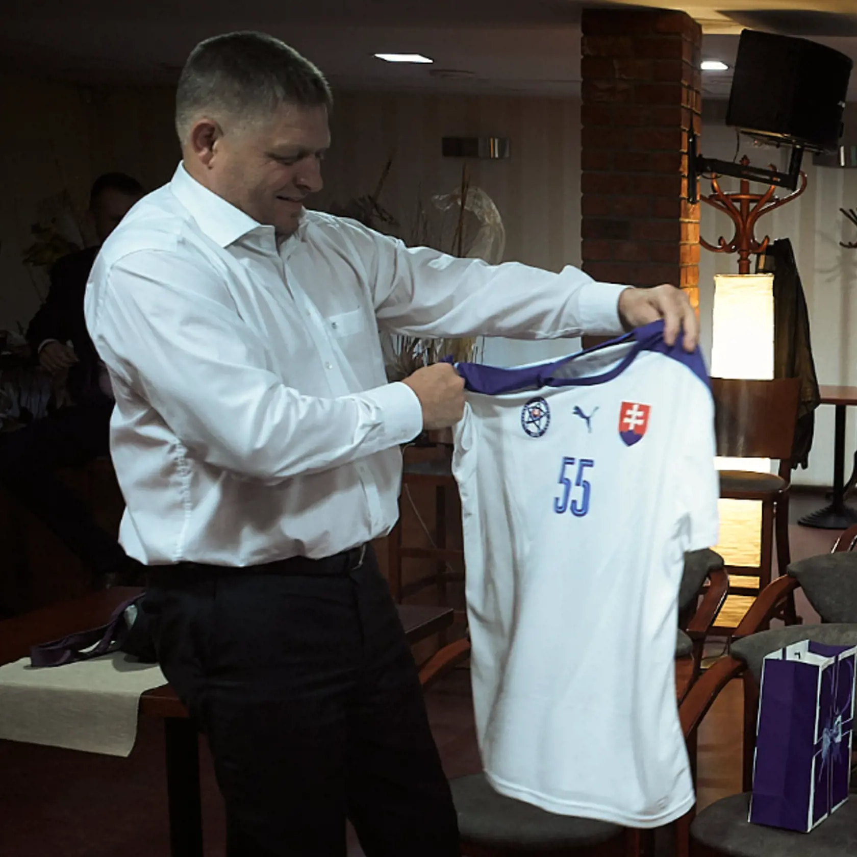 Robert Fico aj na svojom profile na sociálnej platforme Facebook dokazuje, že futbal má v jeho srdci veľmi špeciálne miesto.
