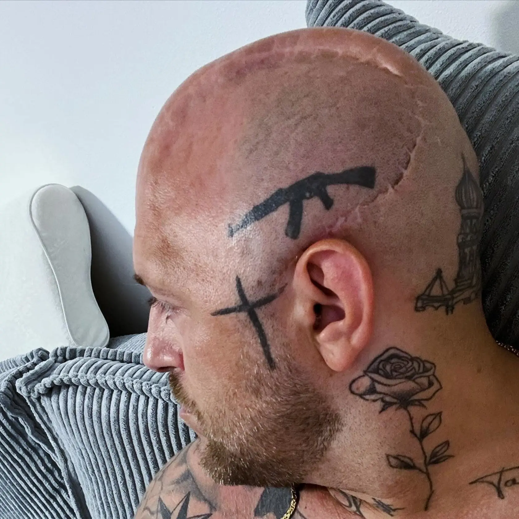 „Na šport a bojové zápasy som nezanevrel, ale prioritou je pre mňa teraz naučiť sa chodiť a rozprávať,“ priznáva.