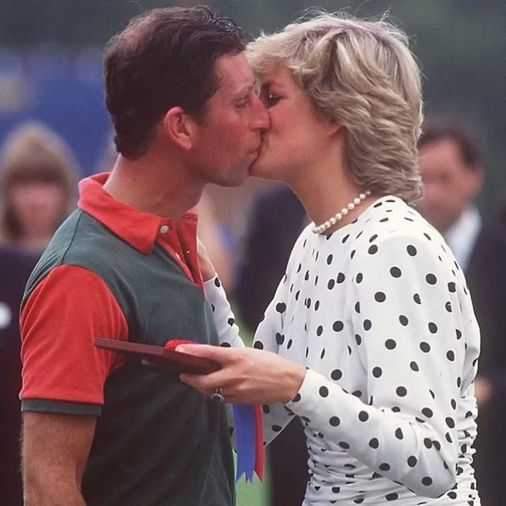 Diana dáva po zápase pusu princovi Charlesovi v roku 1985.