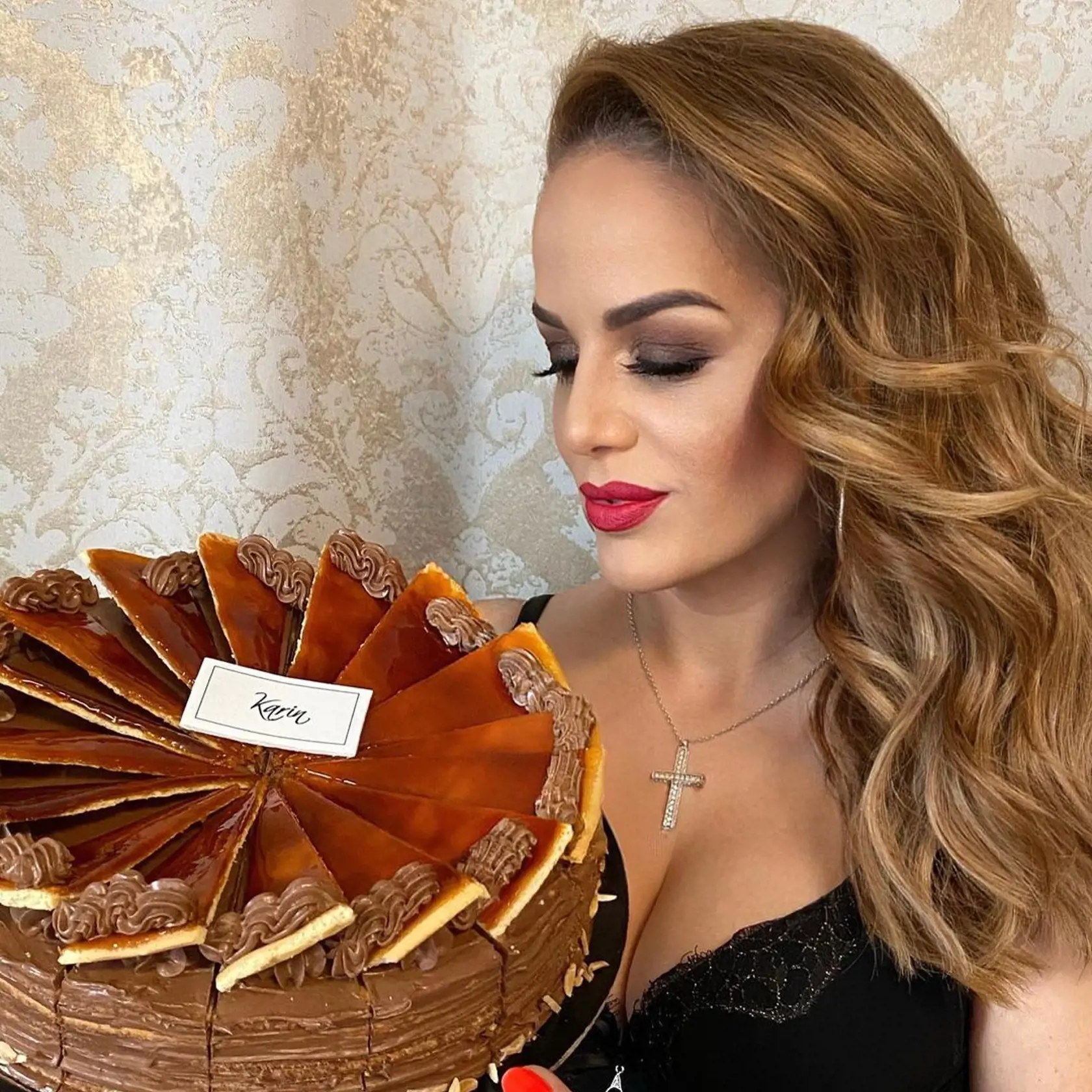 Karin Haydu očarila bujným dekoltom. Fanúšikovia ostali v úžase. Jeden z nich dokonca napísal, že je to ideál krásy.
