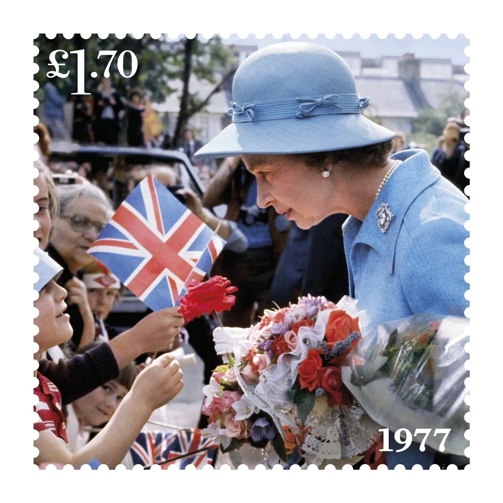 WA 40 Londýn -  Na snímke jedna z  ôsmich poštových známok, ktoré vydáva britská Kráľovská pošta pri príležitosti 70. výročia nástupu britskej kráľovnej Alžbety II. na trón. Na snímke z júna  1977 britská kráľovná Alžbeta II. zdraví ľudí pri príležitosti strieborného jubilea v londýnskej štvrti Camberwell. Britská kráľovná Alžbeta II. oslávi v nedeľu 6. februára 2022 svoje platinové jubileum - 70 rokov na tróne. FOTO TASR/AP


This undated handout provided by Royal Mail on Friday, Feb. 4, 2022 s
