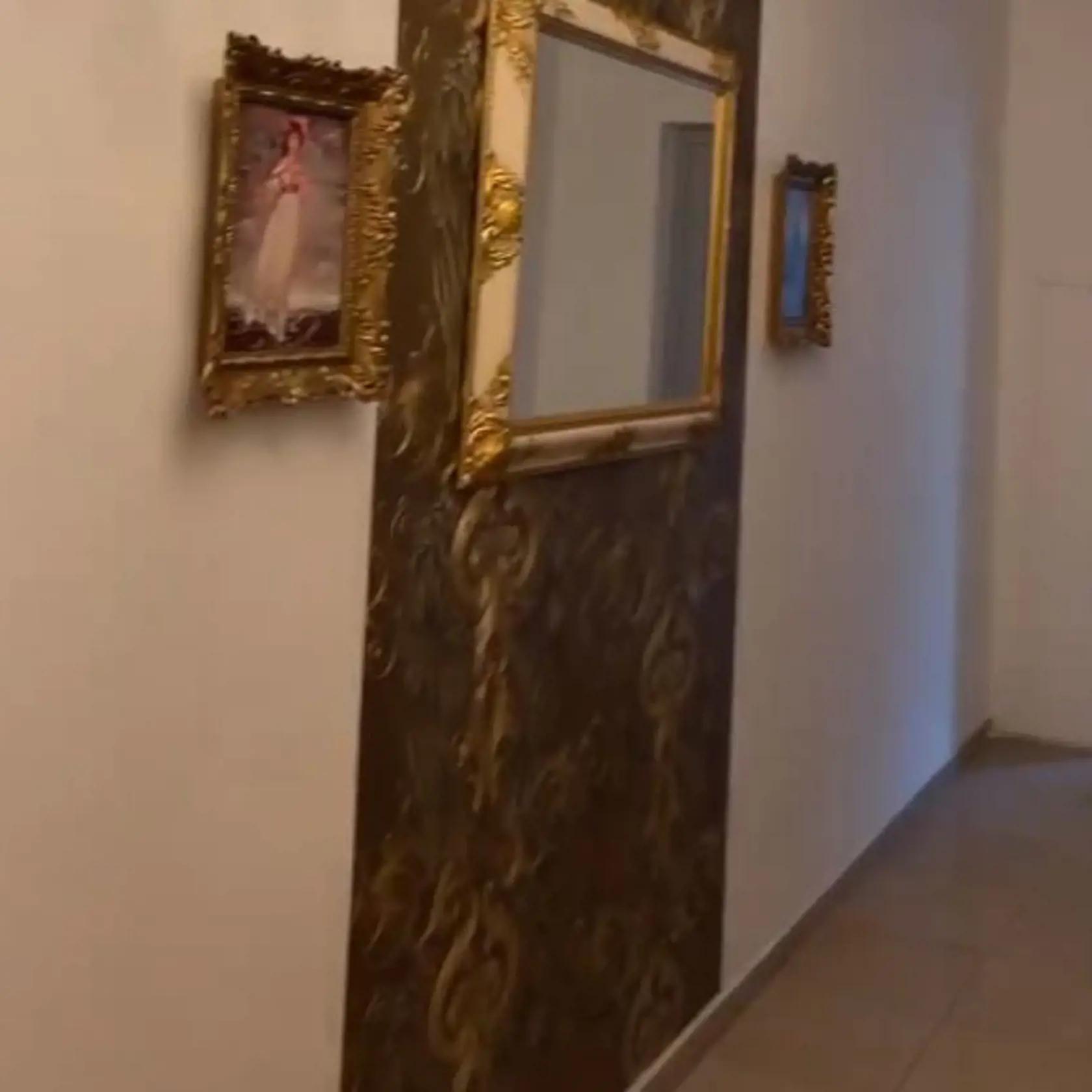 Už na chodbe má Monika niekoľko obrazov.