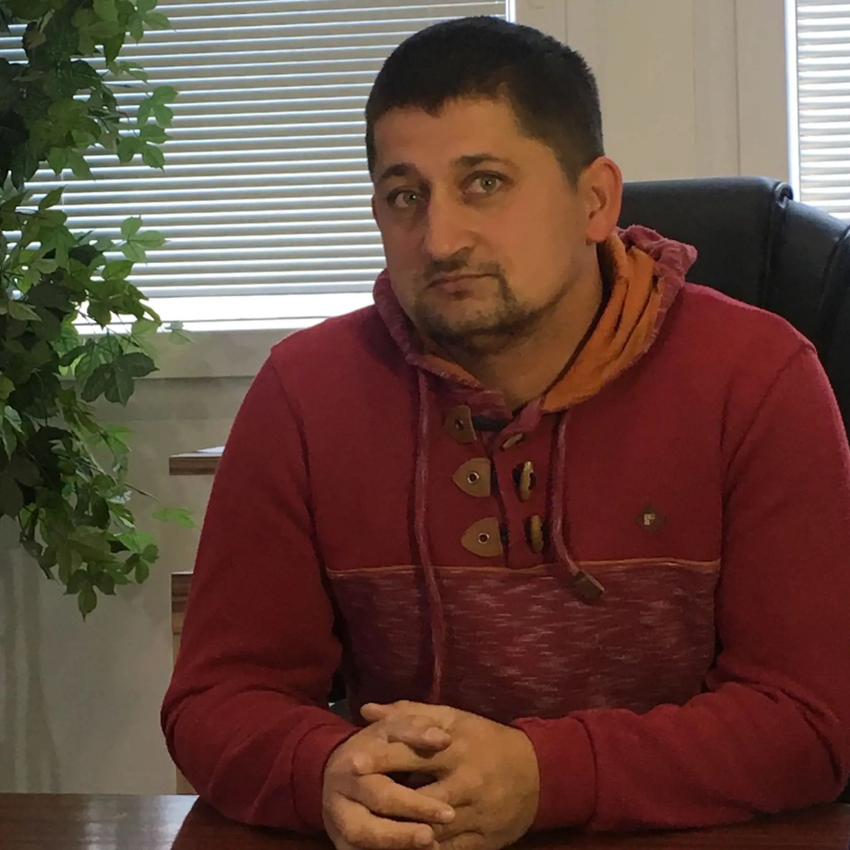 Volebný víťaz na starostu obce Žehňa Atila Géňa. Vyhral aj pred štyrmi rokmi, no Ústavný súd voľby v obci zrušil. Zatajil svoju kriminálnu minulosť a to, že jeden z trestov nemá zahladený.
