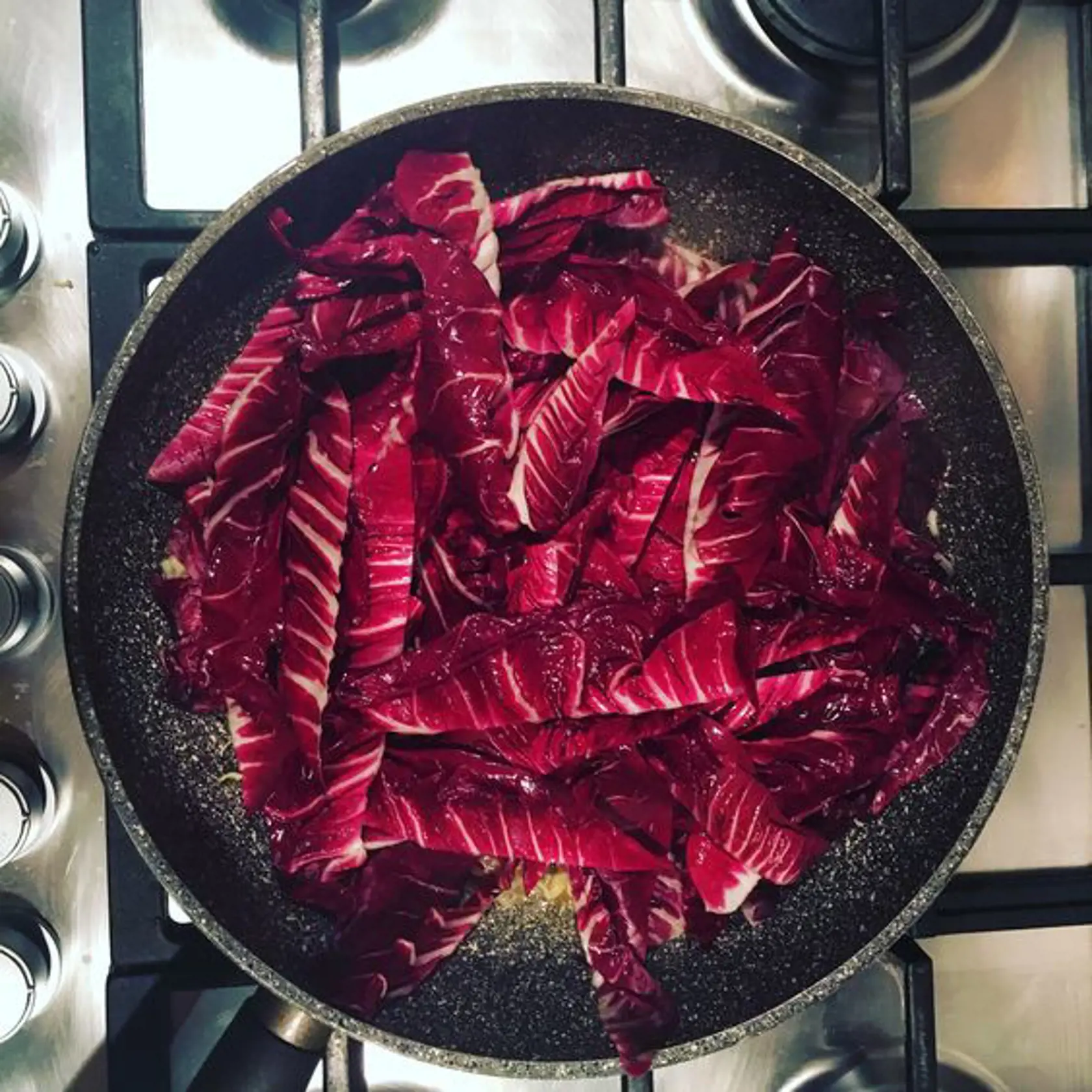 Čakanka na smotane

Potrebujeme: 600 – 700 g pukov, 0,2 l kyslej smotany, 20 g hl. múky, soľ, voda.

Čisté, pokrájané puky zalejeme trochou vriacej vody, osolíme a prikryté uvaríme. Smotanu rozmiešame s múkou, prilejeme k uvareným pukom a spolu povaríme. Podľa chuti môžeme okysliť citrónovou šťavou, prípadne osladiť.