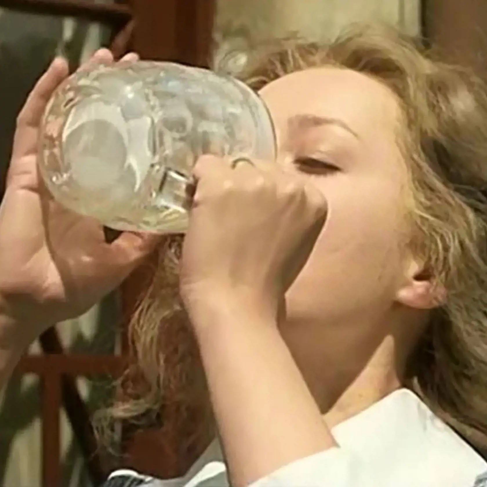 Kultová scéna z filmu Postřižiny, keď Magda Vášáryová ako krásna Maryška vypije na ex pol litra piva. “Ja pivo vôbec nemám rada,” tvrdí slávna herečka. Ako je potom možné, že sa jej takýto kúsok podaril? “Bol za to honorár,” zasmiala sa šibalsky.
