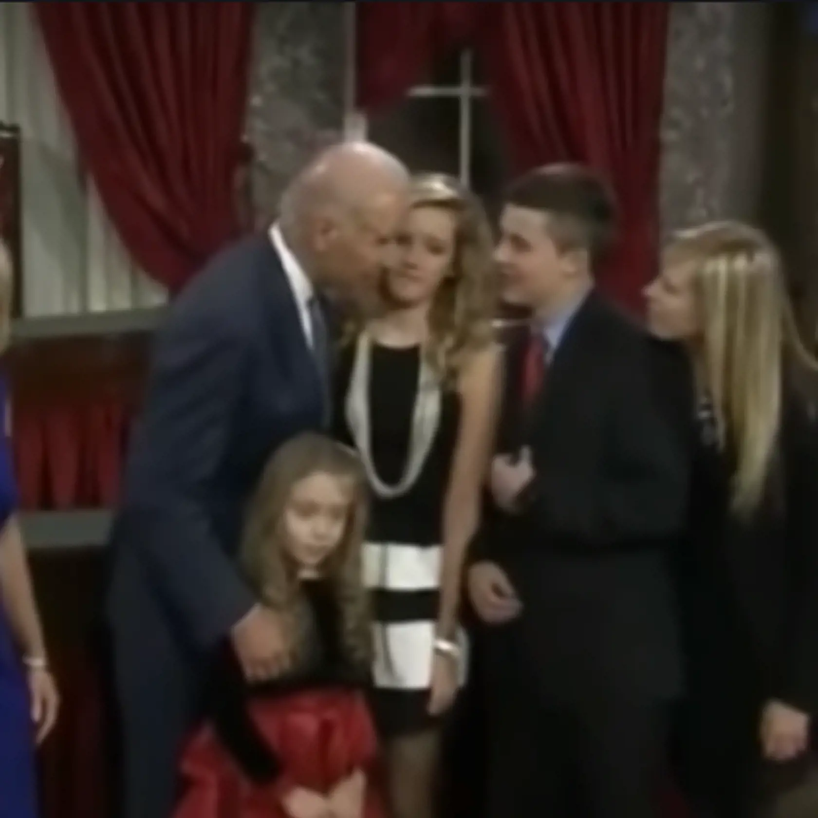 Joe Biden je veľmi priateľský a má blízky vzťah k deťom. Mnohí si myslia, že to hraničí s pedofíliou.