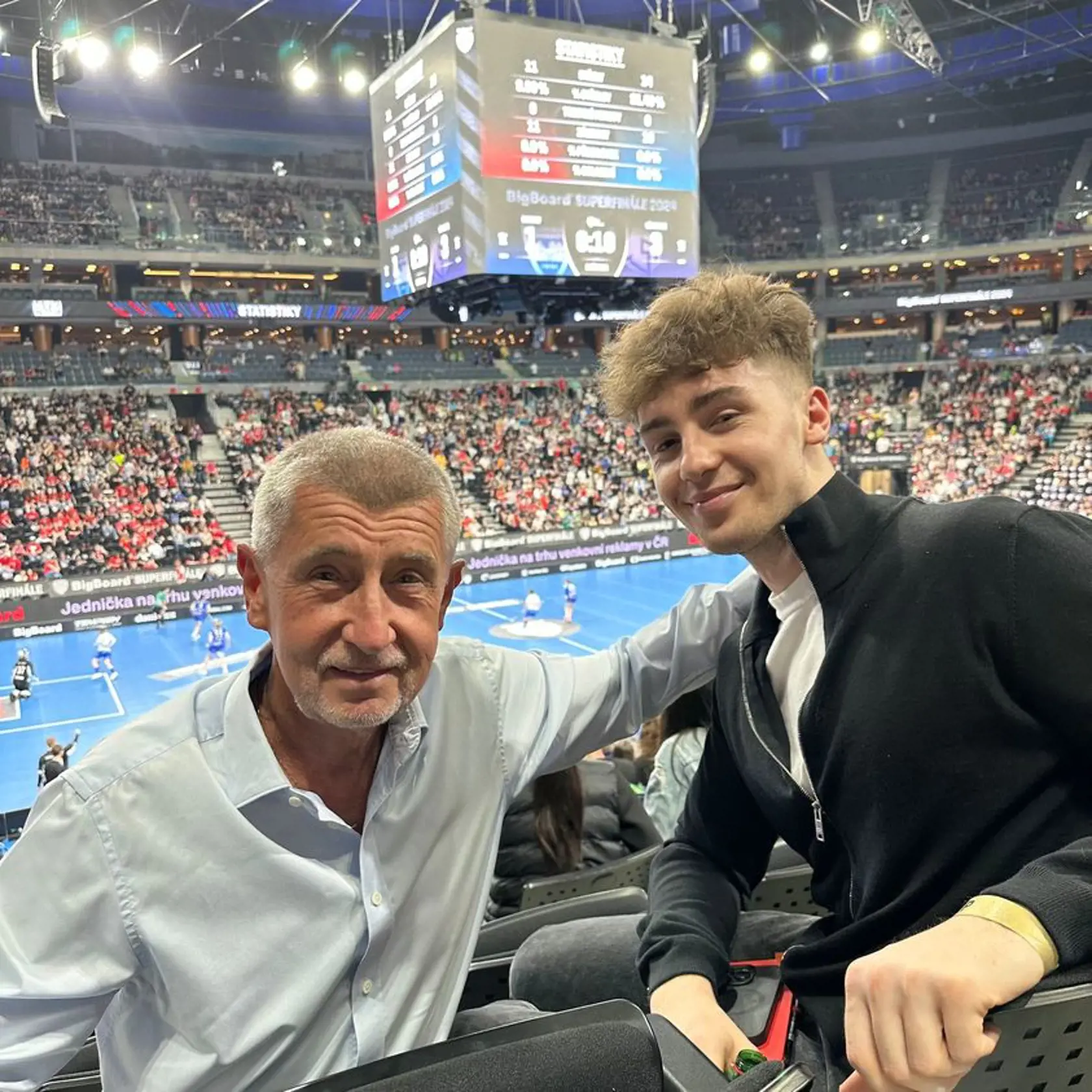 "Včera sme si s Fredom užili superfinále extraligy florbalu," napísal nedávno Babiš na svojom facebookovom účte.