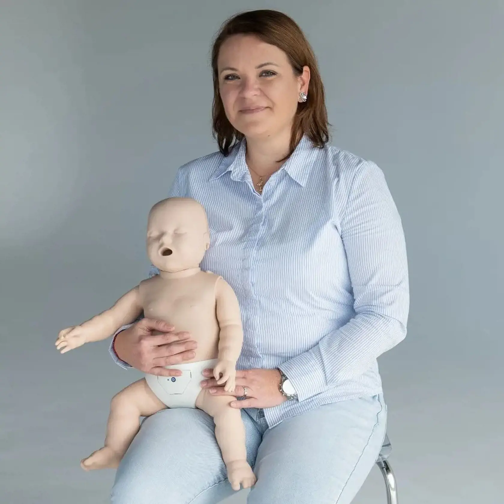 Sestrička Katka je zdravotná sestra s dlhoročnou praxou u nás i v Saudskej Arábii a zakladateľka úspešného projektu SESTRIČKA ONLINE. Ma adoptovanú dcéru a na svojom konte desiatky ebookov, online aj offline kurzov a za sebou tisícky followerov.