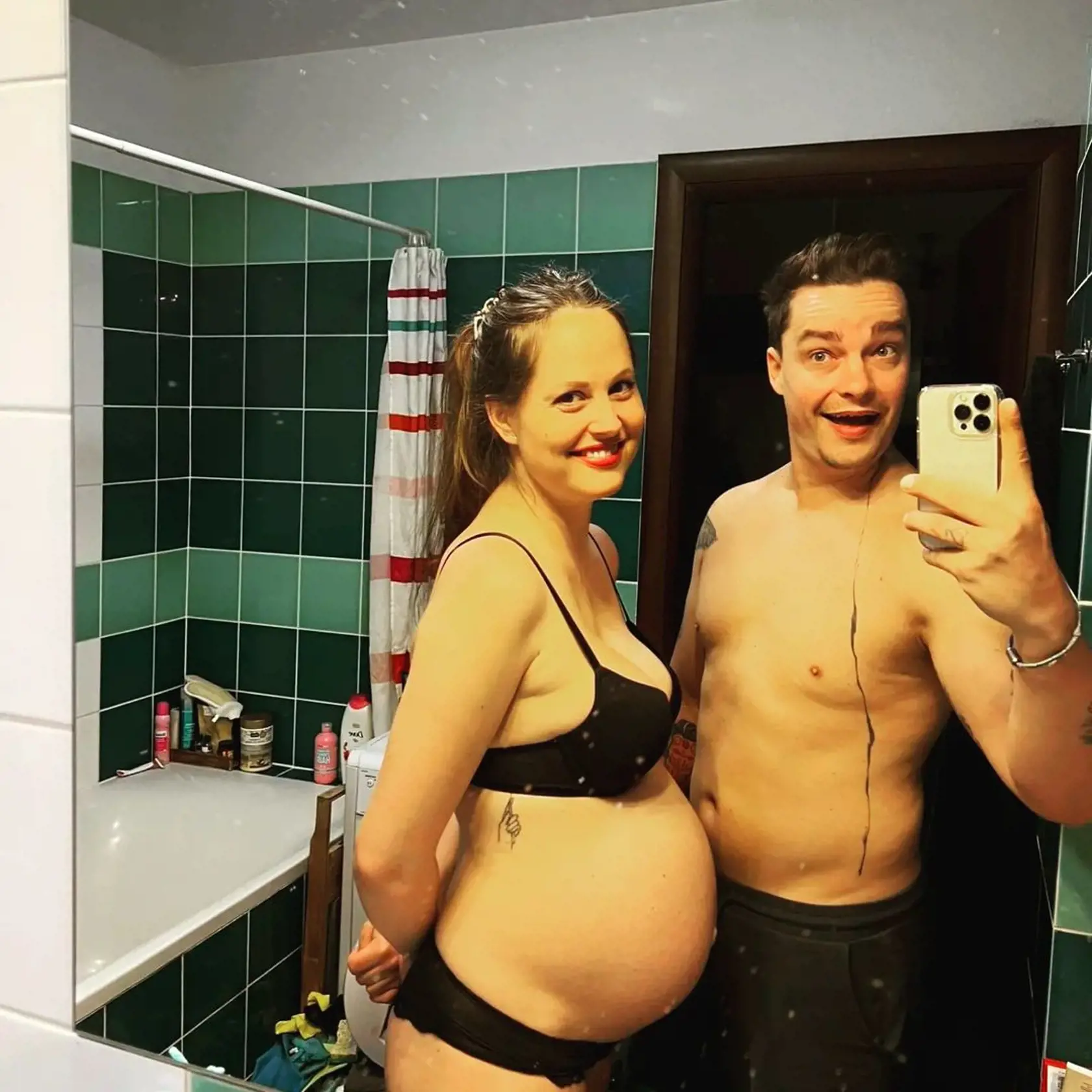 Adam a Karin sa čoskoro stanú rodičmi.