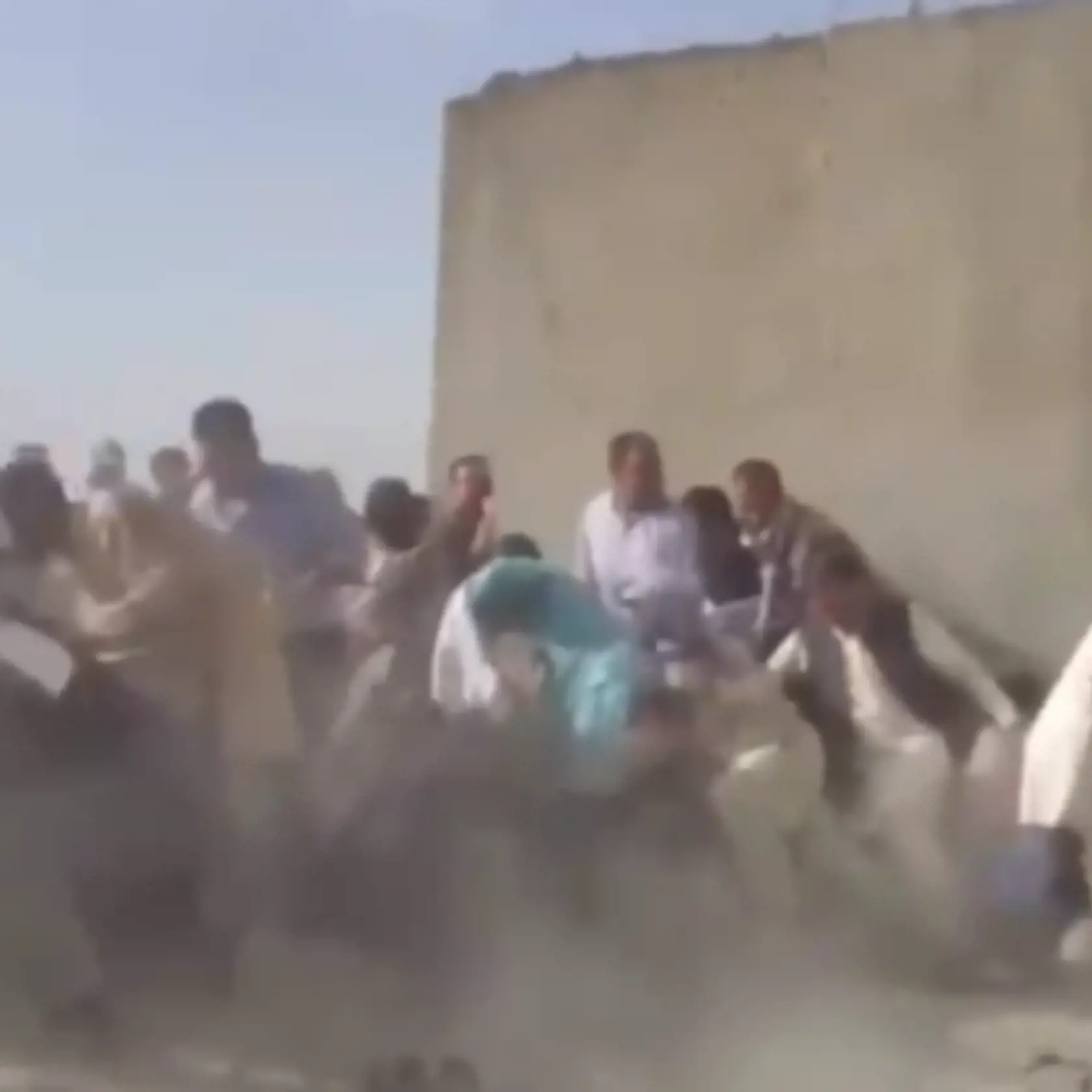 Taliban spustil streľbu pred letiskom v Kábule.