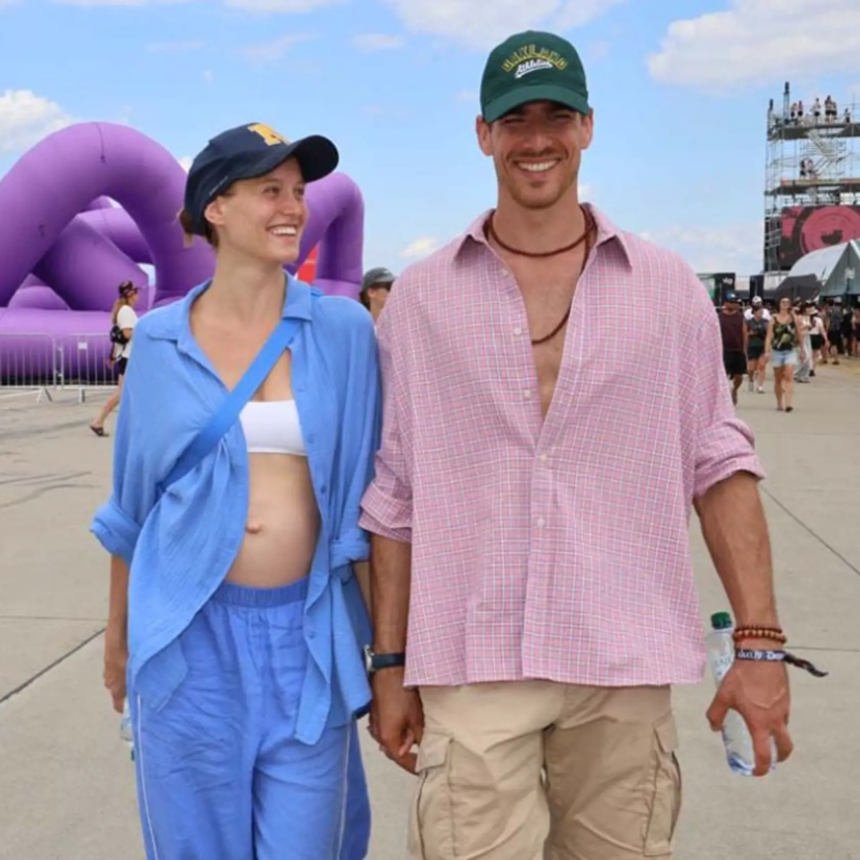 Adam Bardy a jeho tehotná manželka Bibi na festivale.