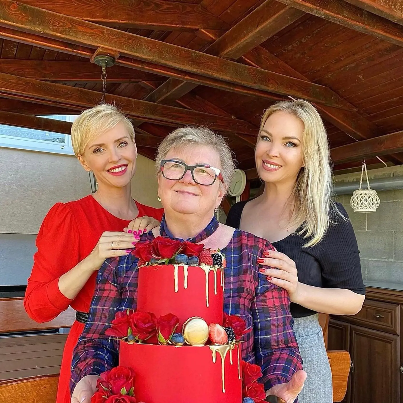 So sestrou Luciou dopriali mame k narodeninám krásnu tortu.