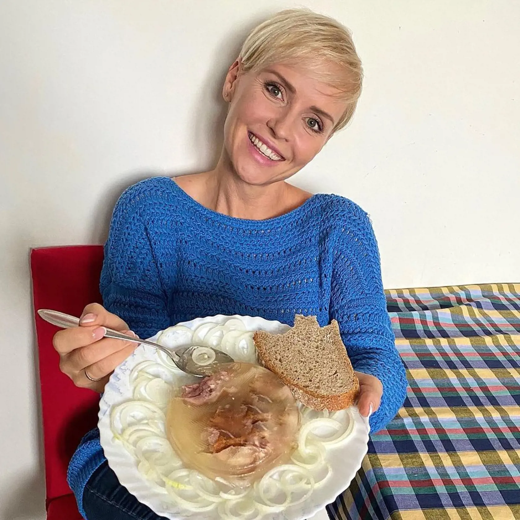 Kvetka miluje huspeninu. Takto si pochutila na domácej od jej otca s kváskovým chlebíkom od mamy.