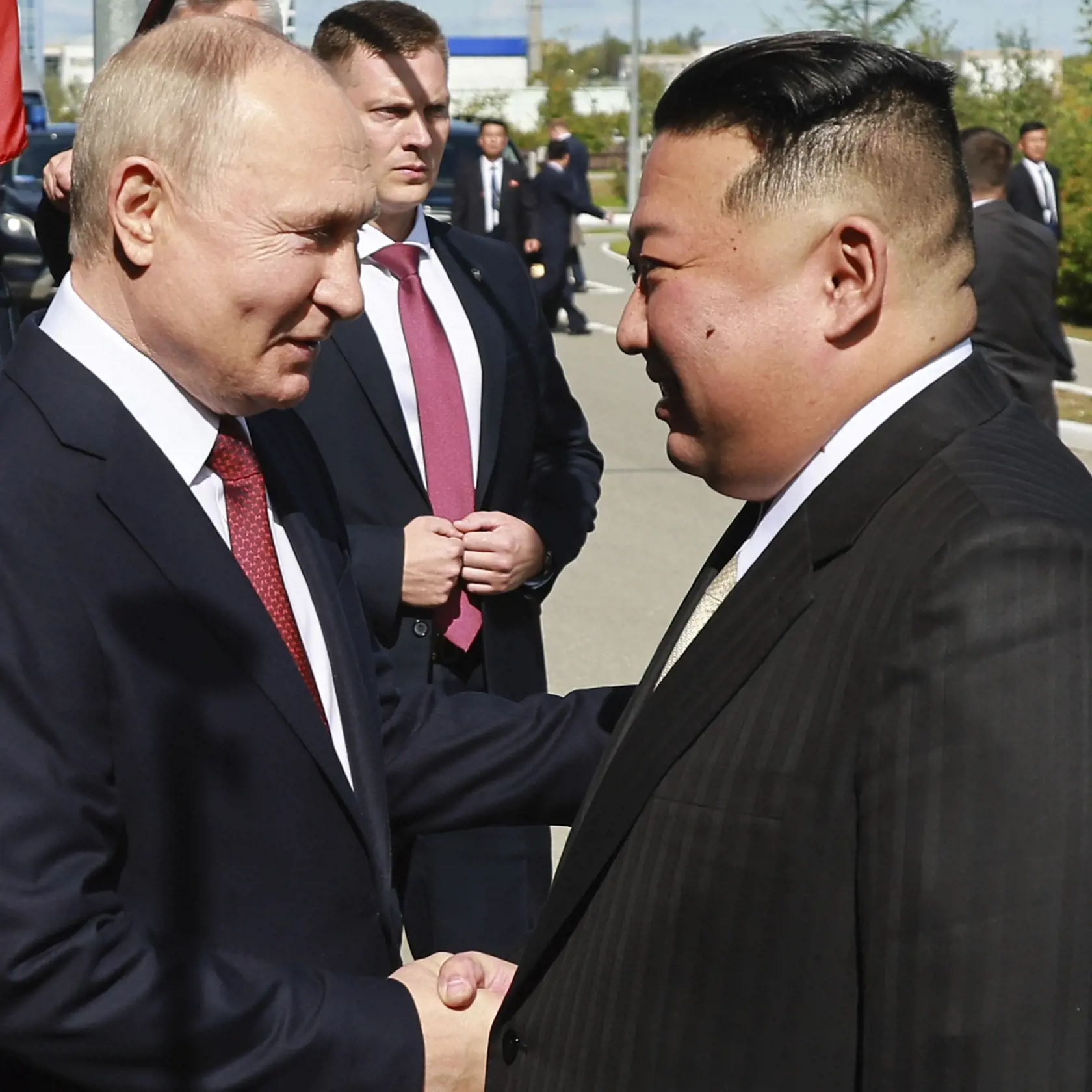 Ruský prezident Vladimir Putin (vľavo) a severokórejský líder Kim Čong-un si podávajú ruky počas stretnutia na Kozmodróme Vostočnyj v Amurskej oblasti na ruskom Ďalekom východe 13. septembra 2023.