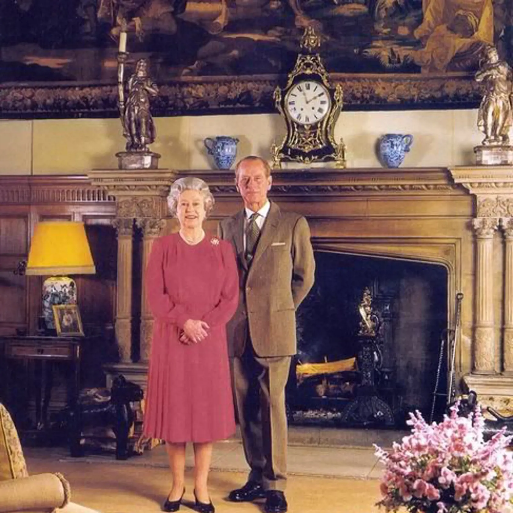 Z usadlosti Balmoral, ich tradičného letného útočiska, odídu o viac, ako tri týždne skôr do komorného prostredia Wood Farm na Sandringham Estate, kde má Filip dom s 5 spálňami.