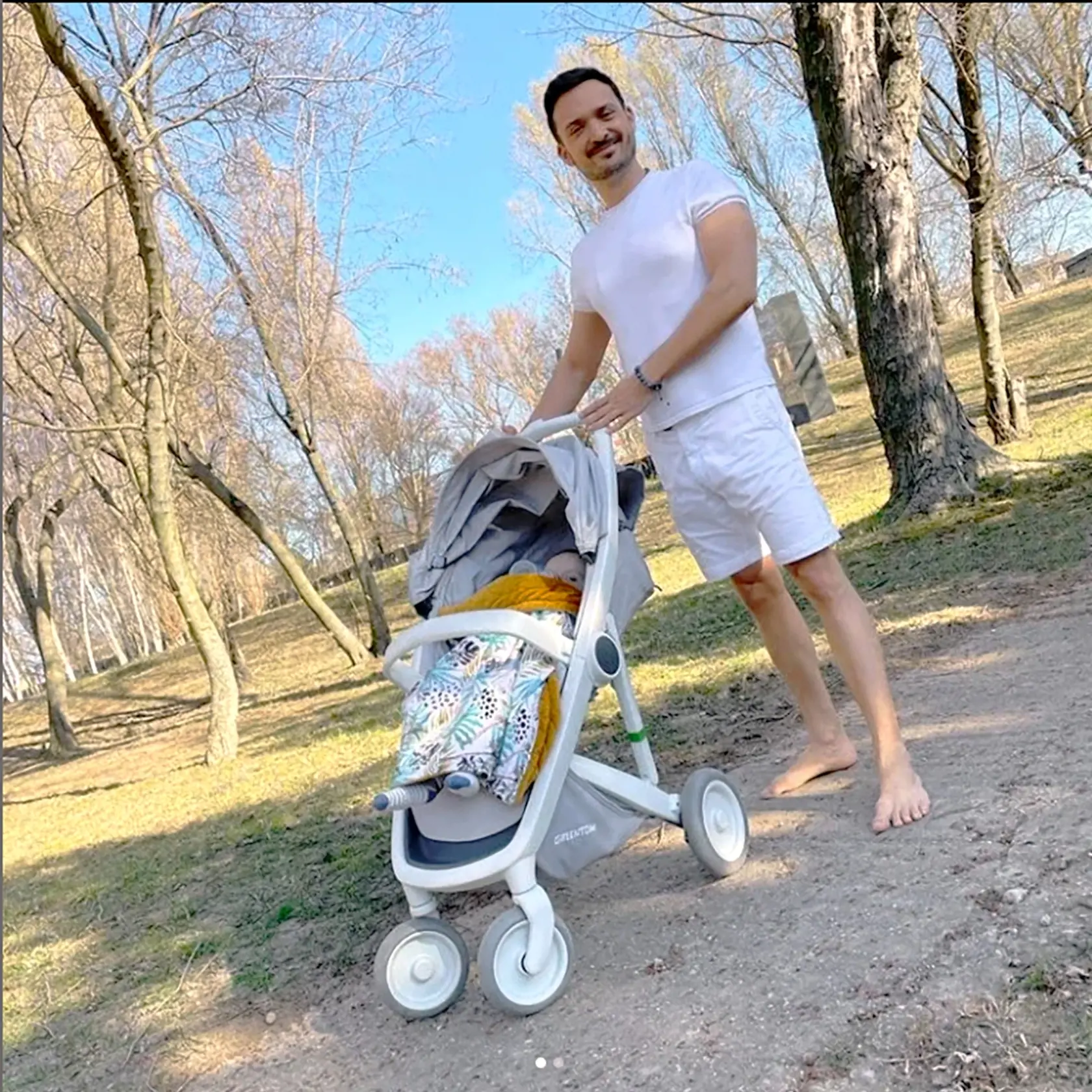 VEČNE BOSÝ
Roba Pappa by ste v obchode s obuvou asi len ťažko stretli. Všade chodí bez topánok.