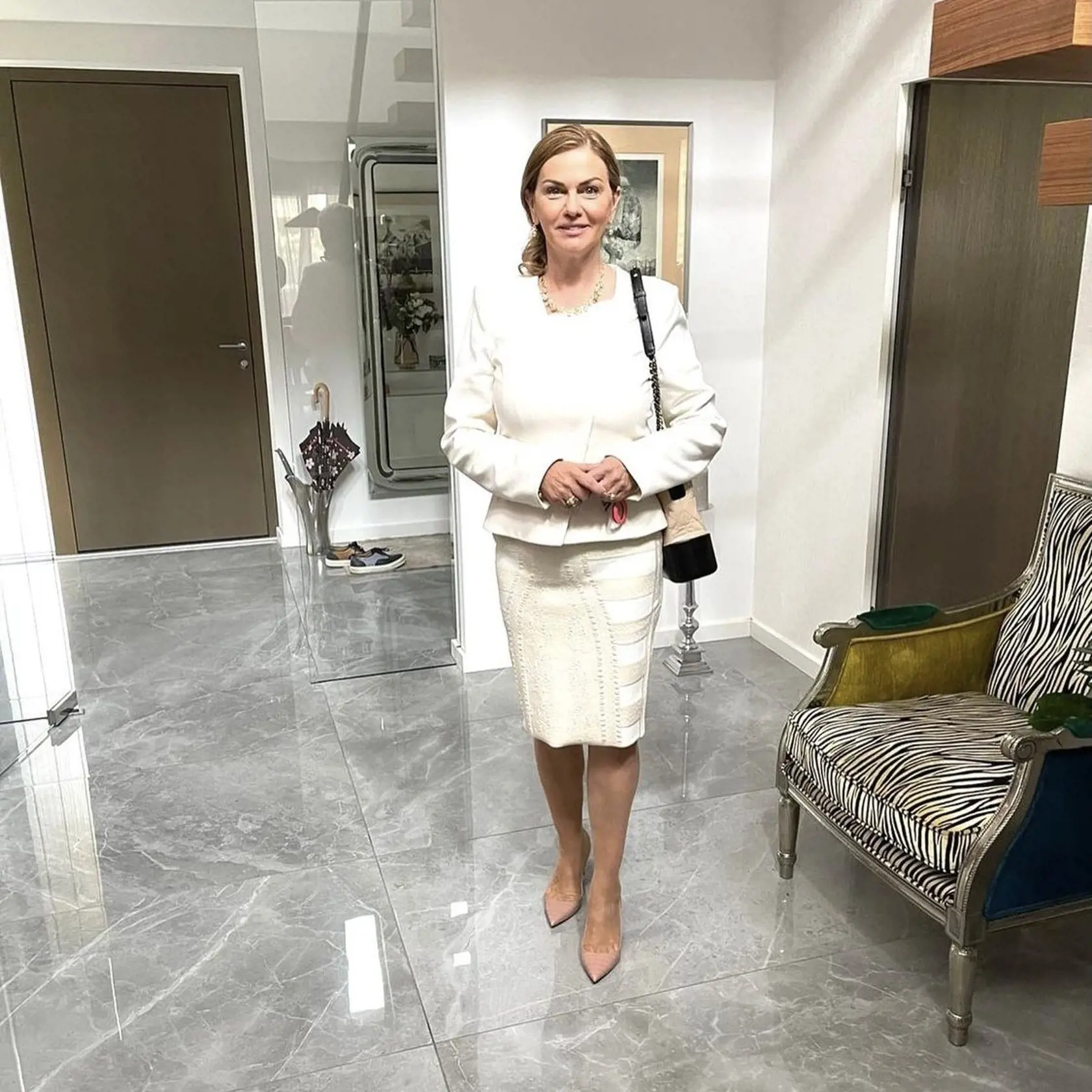 Politička je známa výborným vkusom, k elegantnému oblečeniu patria lodičky.