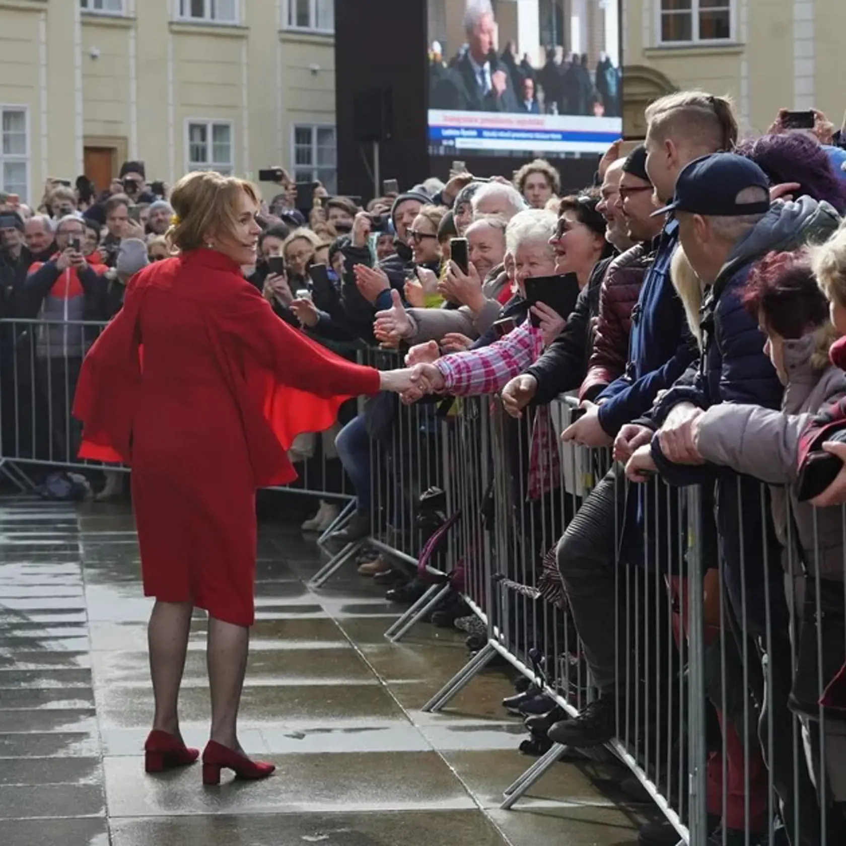 Dagmar Havlová sa obliekla a obula do žiarivej červenej a zabodovala.