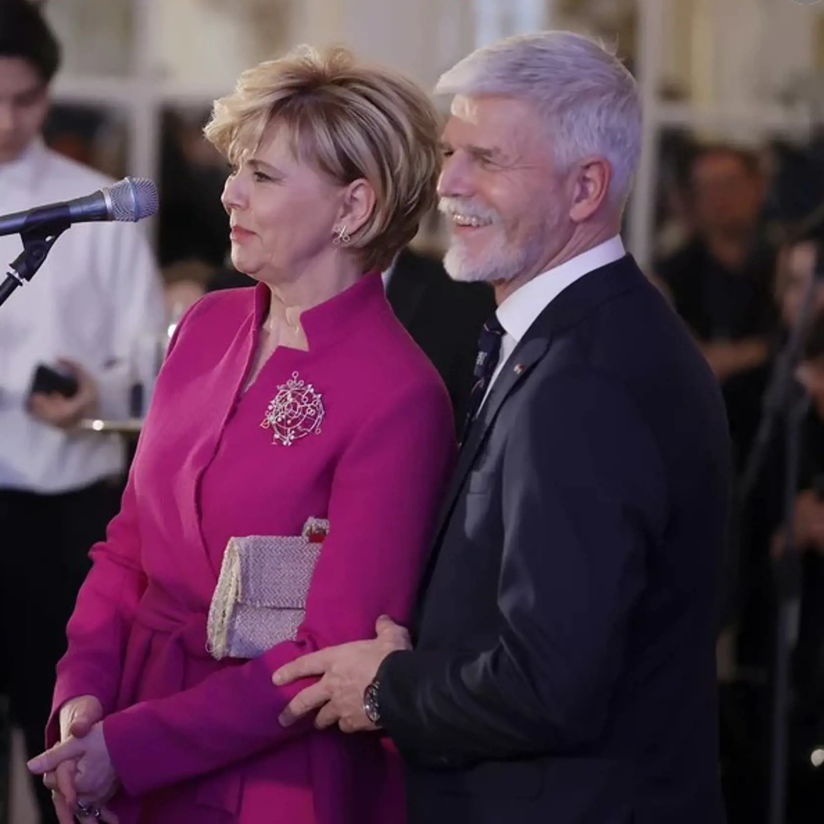Eva Pavlová si na inauguráciu obliekla kostým v sviežej farbe a doplnila ho kabelkou a lodičkami v béžovom odtieni.