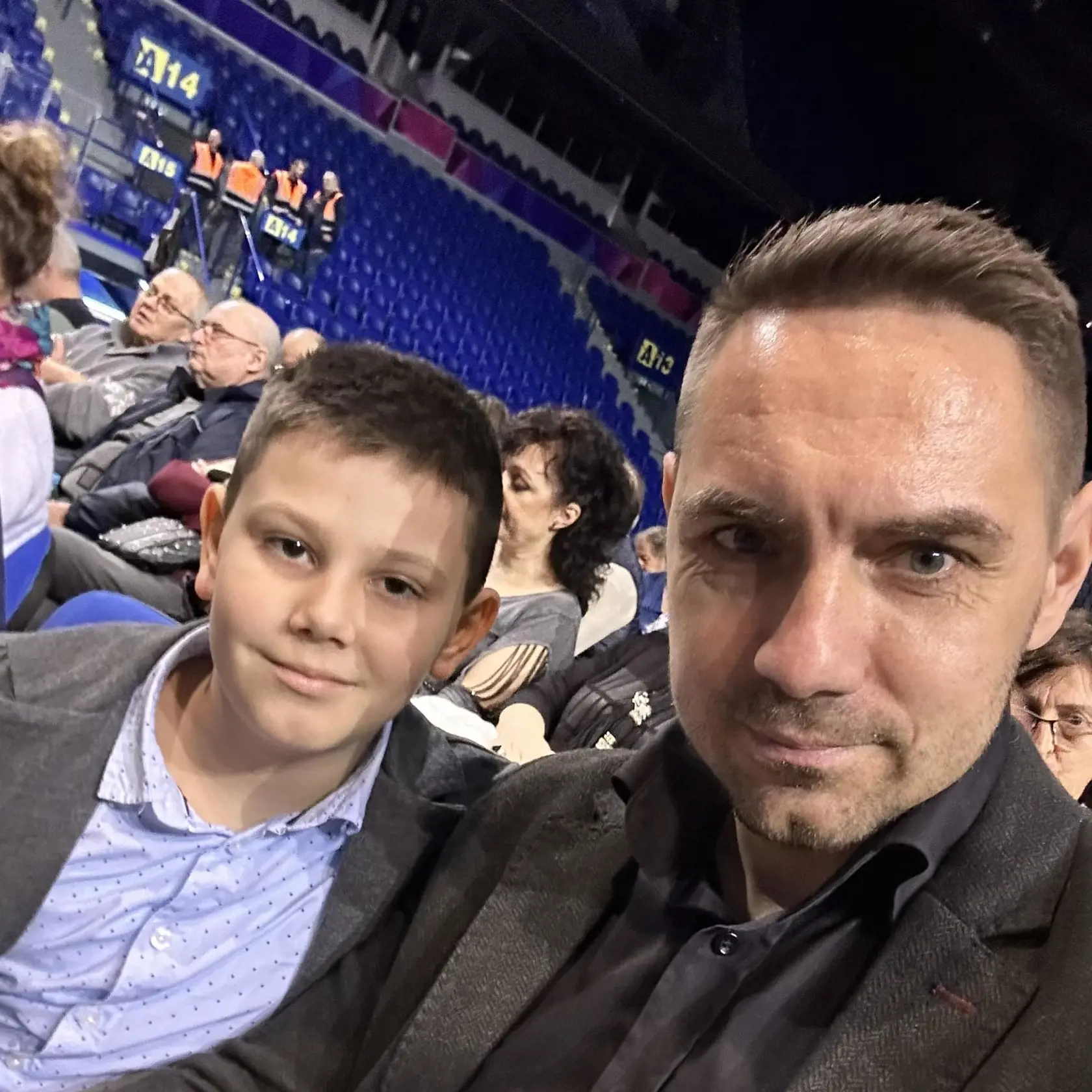Otec berie syna so sebou aj na športové zápasy  a koncerty.