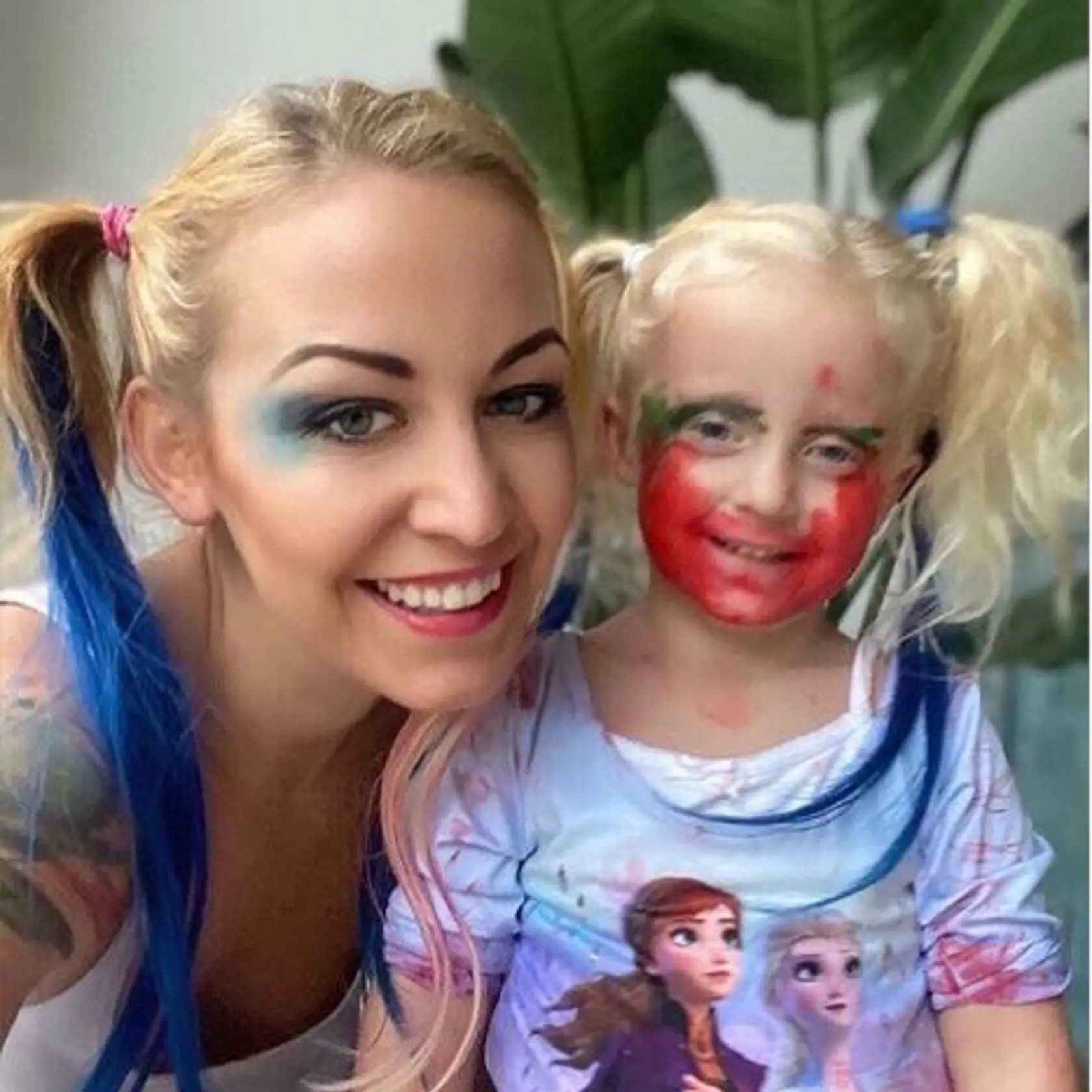 Česká modelka Agáta Hanychová s dcérkou ako Harley Quinn.