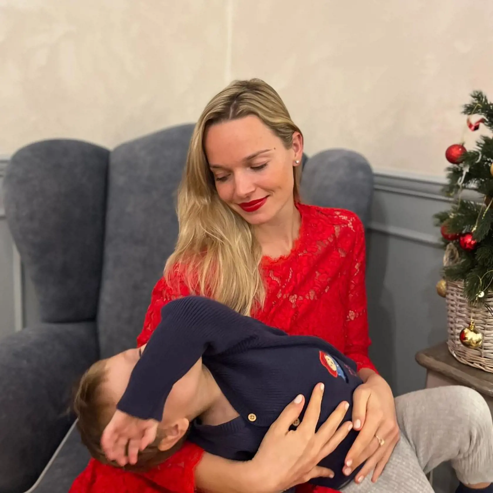 Kontroverzná poslankyňa Roman Tabak (Sme rodina) sama vychováva svojho syna.