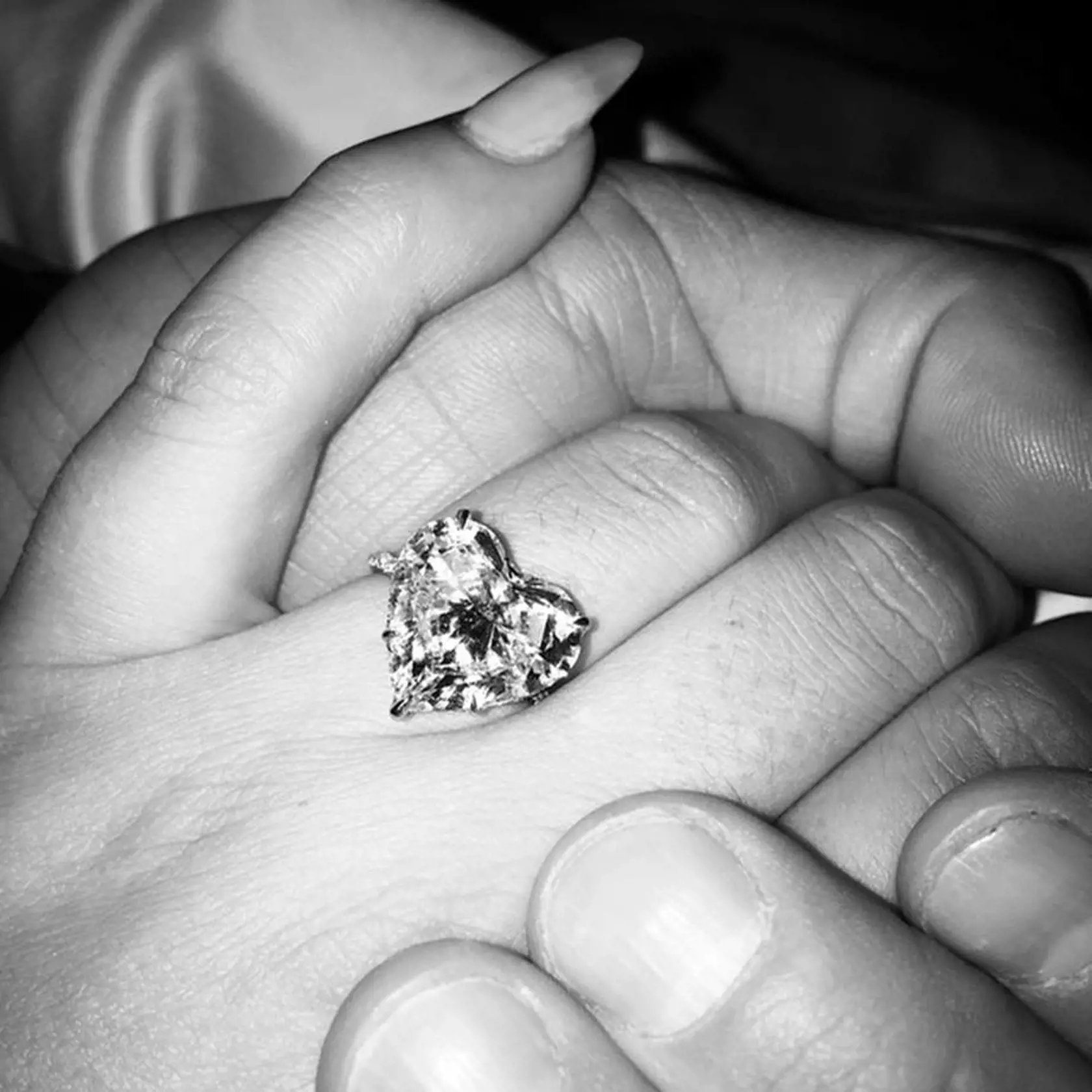 Lady Gaga mala nachvíľu na prste tento srdcovitý diamant. Zásnuby prebehli na Valentína, no čoskoro bolo po láske.