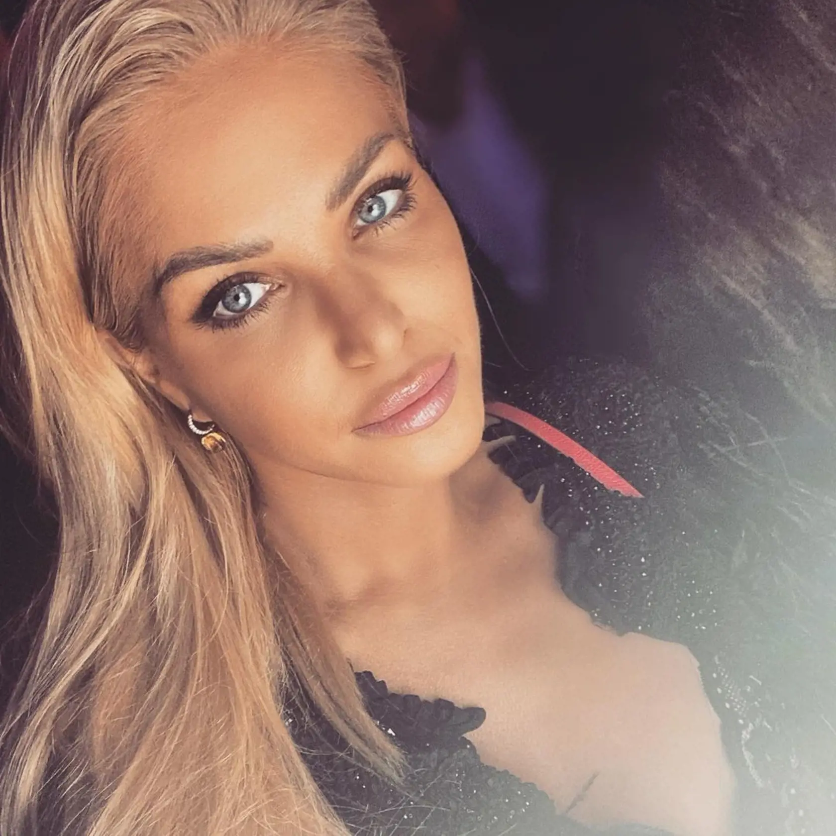 Alena Pallová je v tvári opäť akási iná. Buď si pomohla aplikáciou, alebo sa nechala vylepšiť.