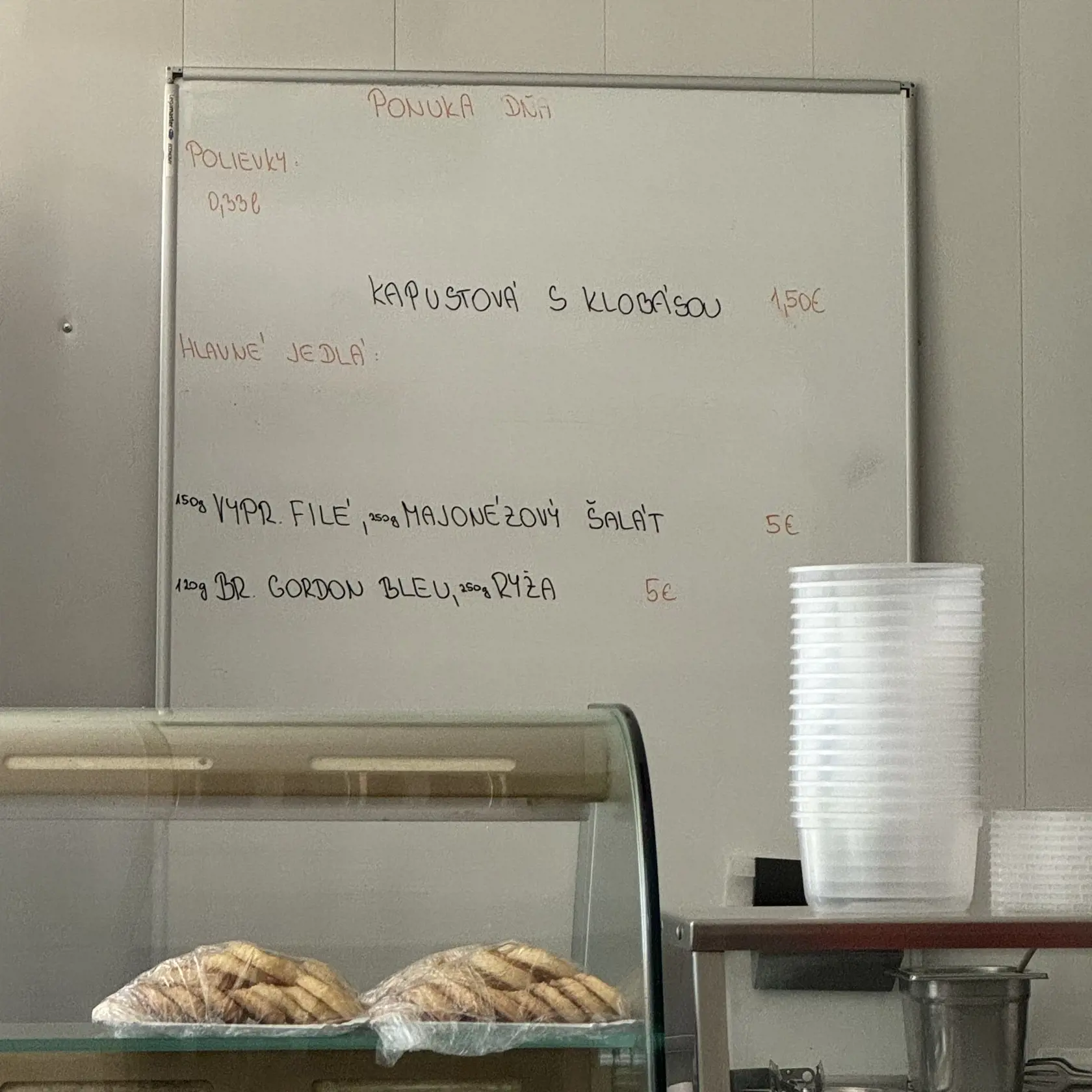 Samoobslužný bufet sme navštívili o 11. hodine. Len hodinu po otvorení nám však obsluha oznámila, že z troch polievok majú už iba jednu, kapustovú s klobásou. Zo štyroch hlavných jedál mali už iba dve.