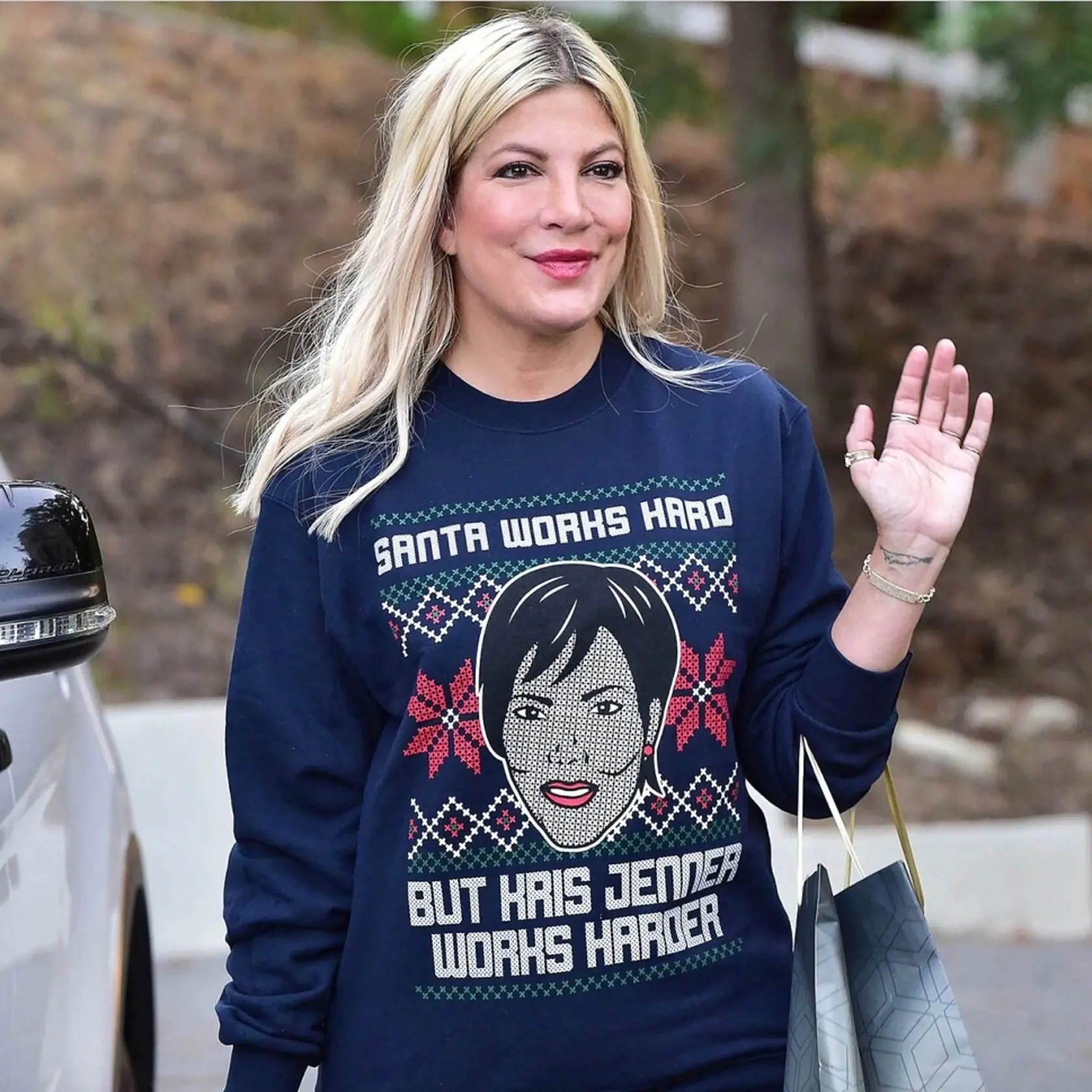 Herečka Tori Spelling vo vtipnom vianočnom svetri, ktorý sa odvoláva na Kris Jenner, vedúci Kardashianovského klanu.