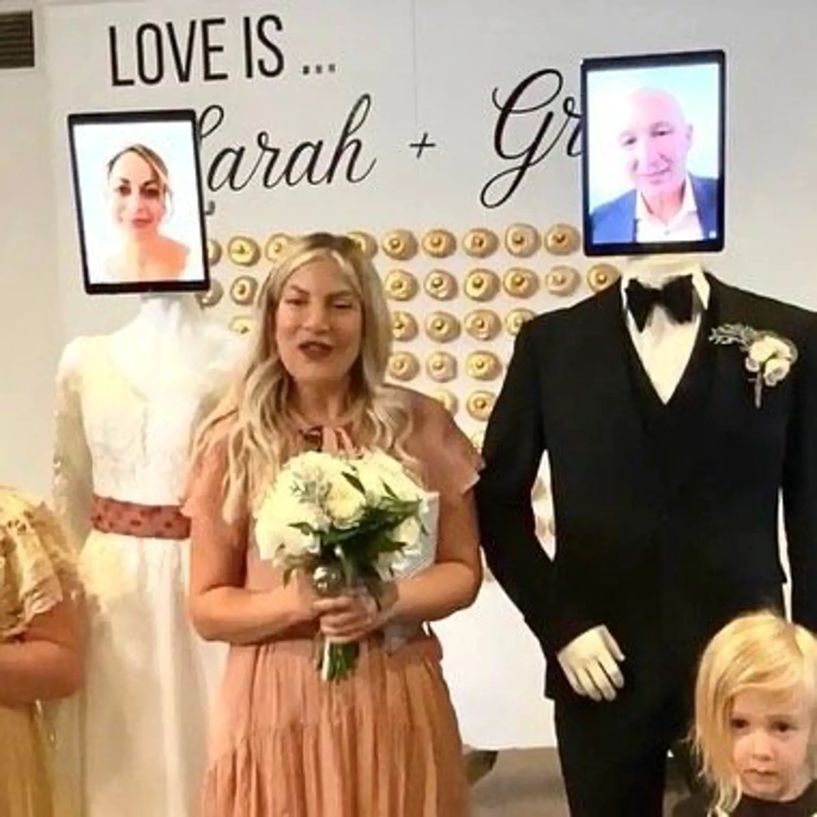 Napriek všetkému sa však snaží udržať vo svete šoubiznisu a na získanie popularity často využíva zvláštne spôsoby. Na sociálnej sieti instagram napríklad publikovala niekoľko záberov, ktoré sa dajú označiť, za nie práve najšťastnejšie.