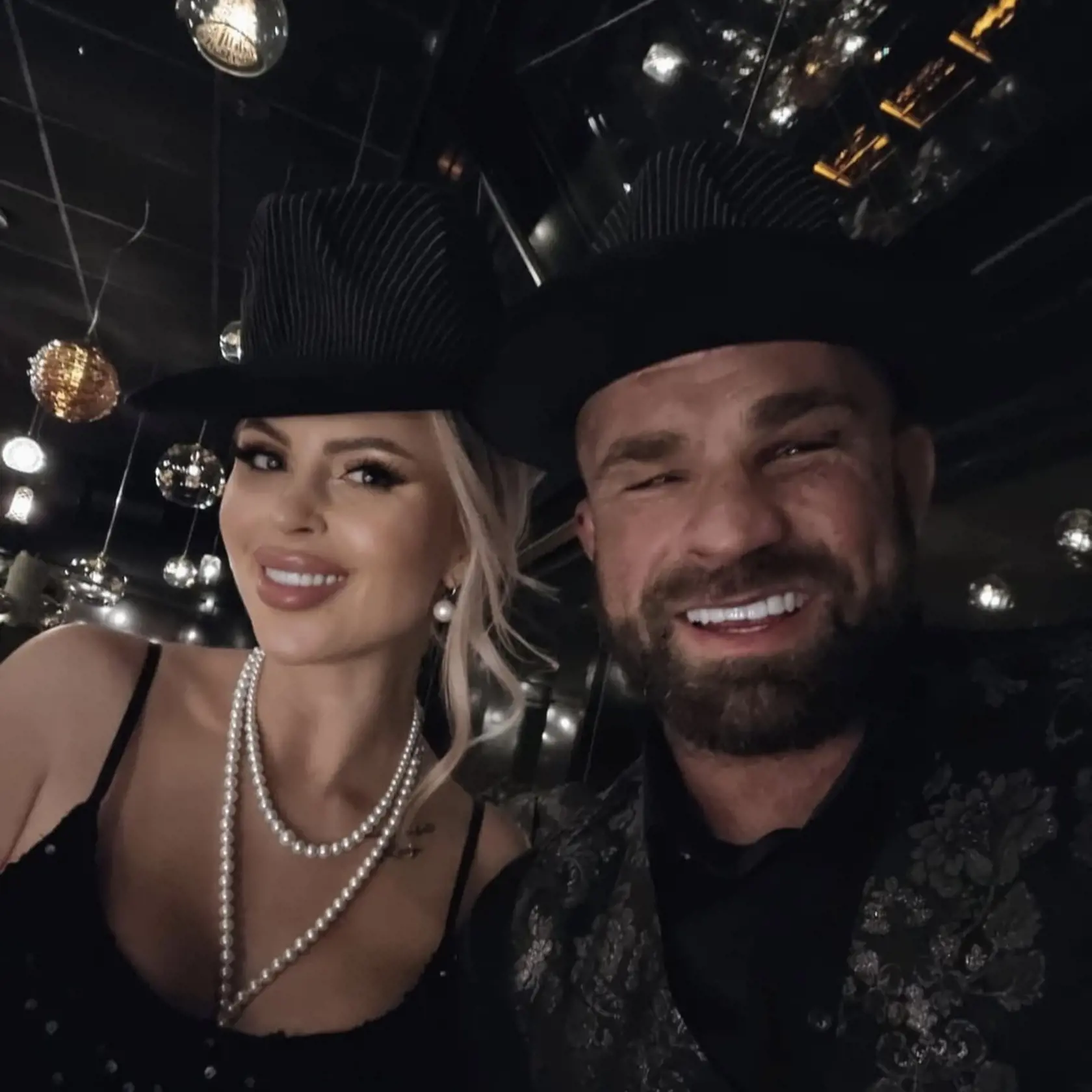 Český MMA zápasník Karlos Vémola s manželkou Lelou. Bývalá playmate si nemohla nechať ujsť párty a neprekážalo jej ani to, že je v pokročilom štádiu tehotenstva.