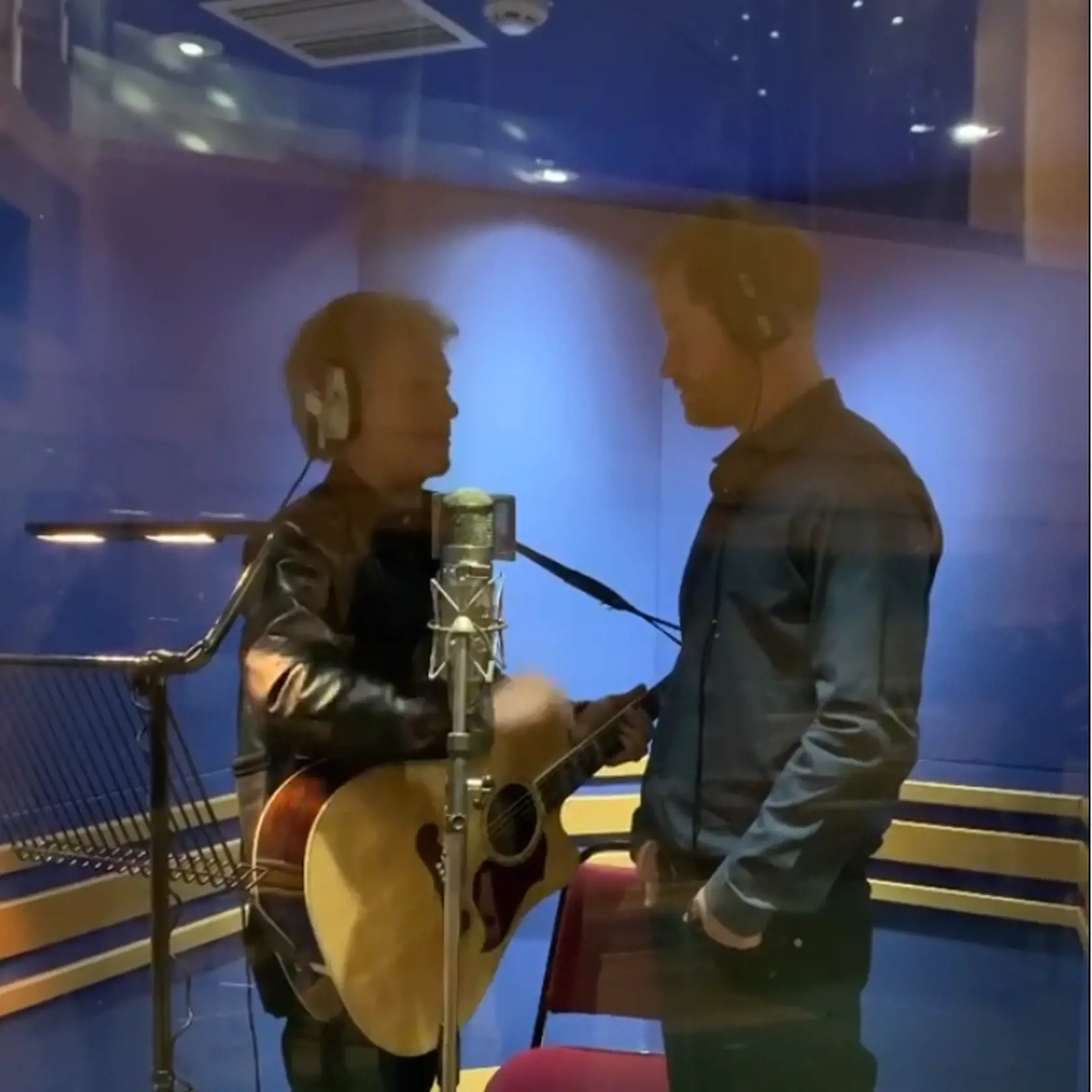 Princ Harry a spevák Bon Jovi v nahrávacom štúdiu.